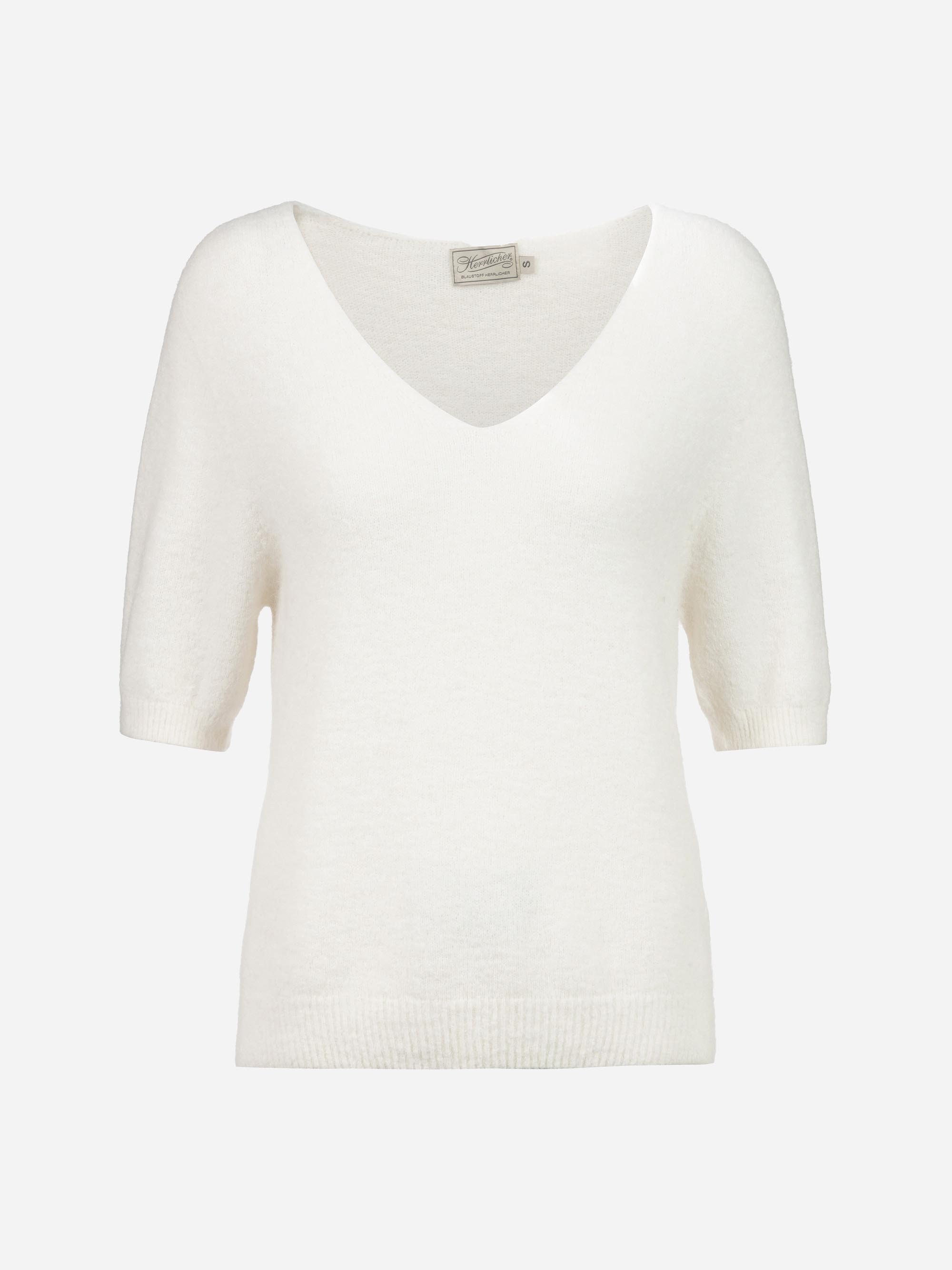 Ein weißer, kurzärmeliger Pullover mit V-Ausschnitt und geripptem Saum und Ärmelbündchen wird vor einem einfarbig weißen Hintergrund präsentiert.