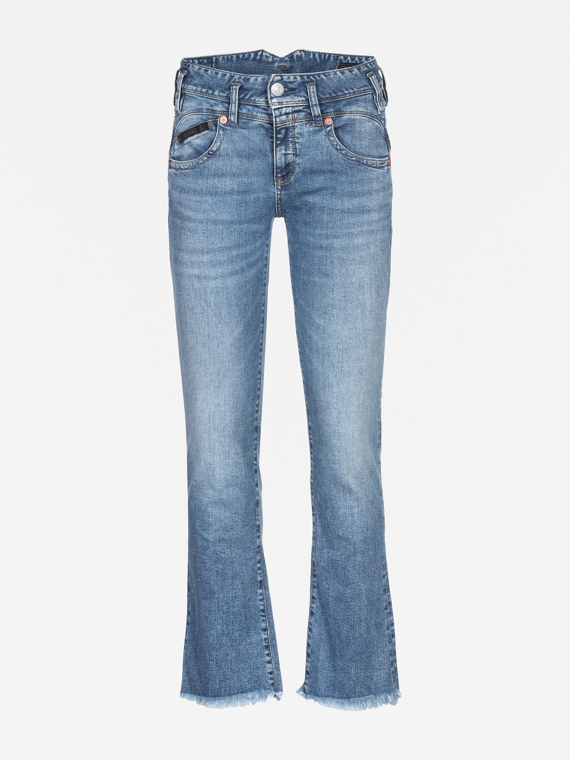 Hellblaue Denim-Jeans mit leicht ausgestelltem Saum, ausgefransten Kanten, Vorder- und Gesäßtaschen, Gürtelschlaufen und einem Knopf- und Reißverschluss.