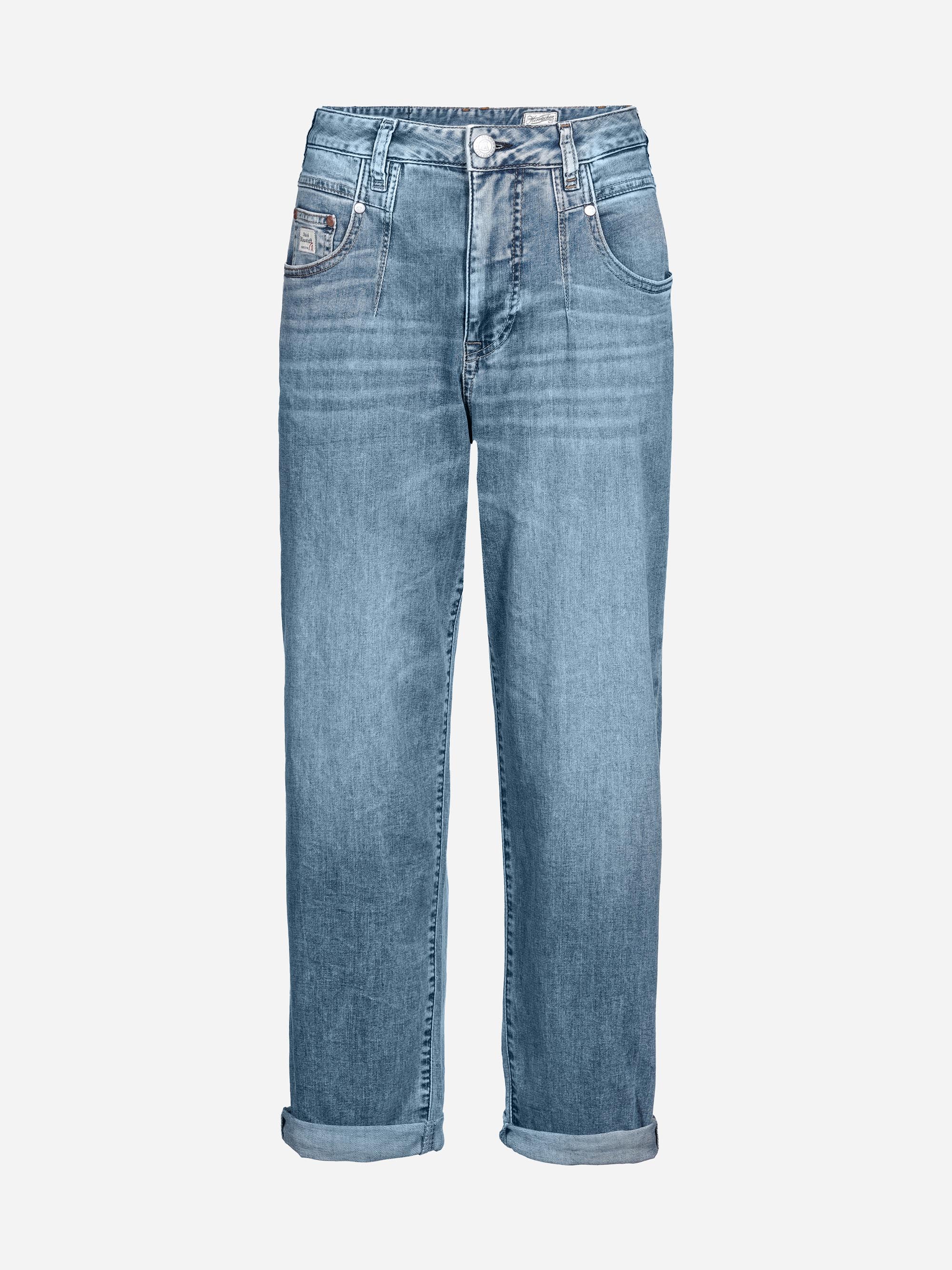 Hellblaue Denim-Jeans mit entspannter Passform, geradem Bein, gerollten Bündchen, Knopf- und Reißverschluss, Vorder- und Gesäßtaschen und dezenten verblichenen Details. Die Jeans wird vor einem schlichten weißen Hintergrund präsentiert.