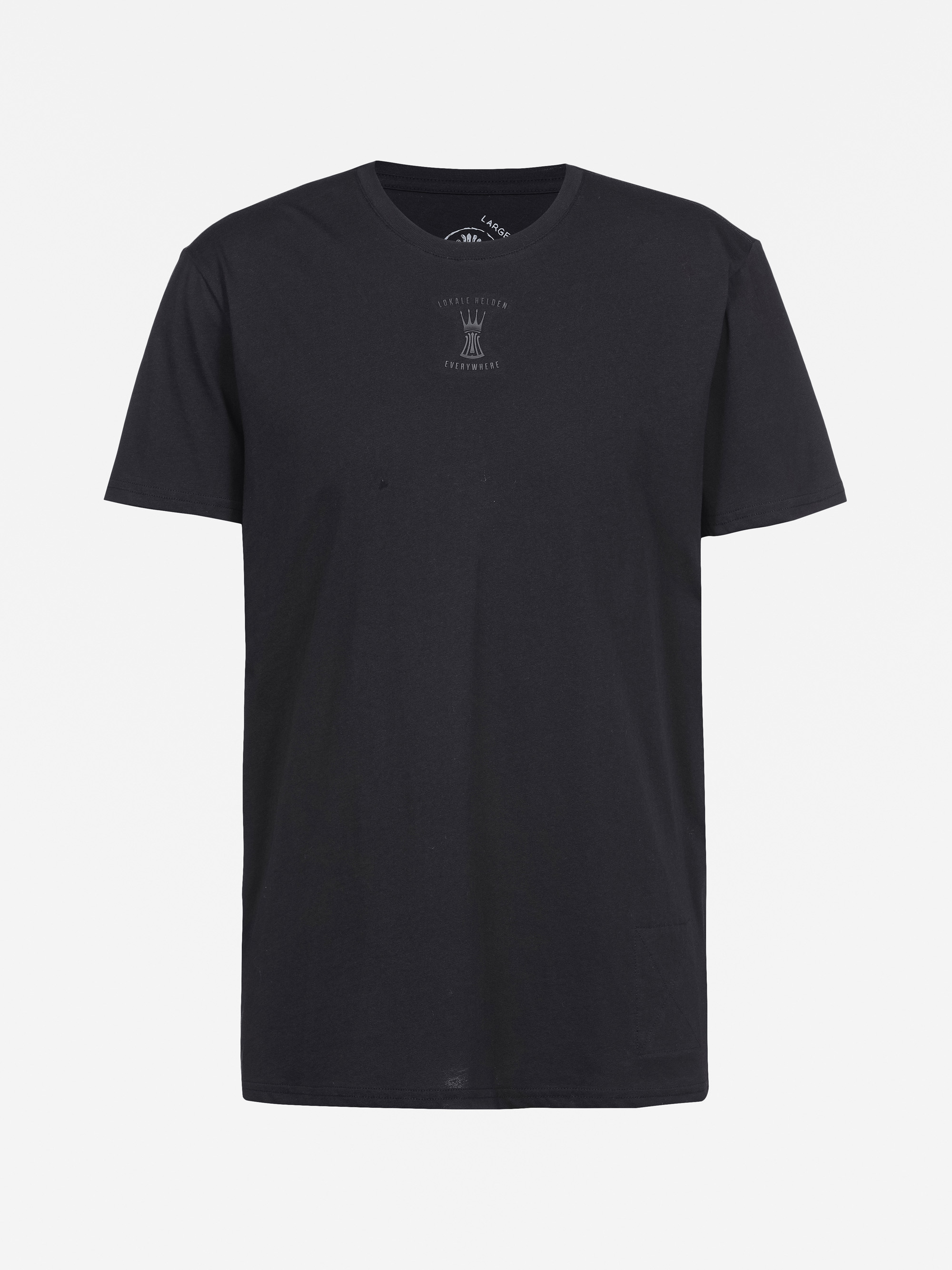 Ein schlichtes schwarzes Kurzarm-T-Shirt mit einem kleinen, dezenten weißen Logo oder Design in der Mitte der Brust auf weißem Hintergrund.