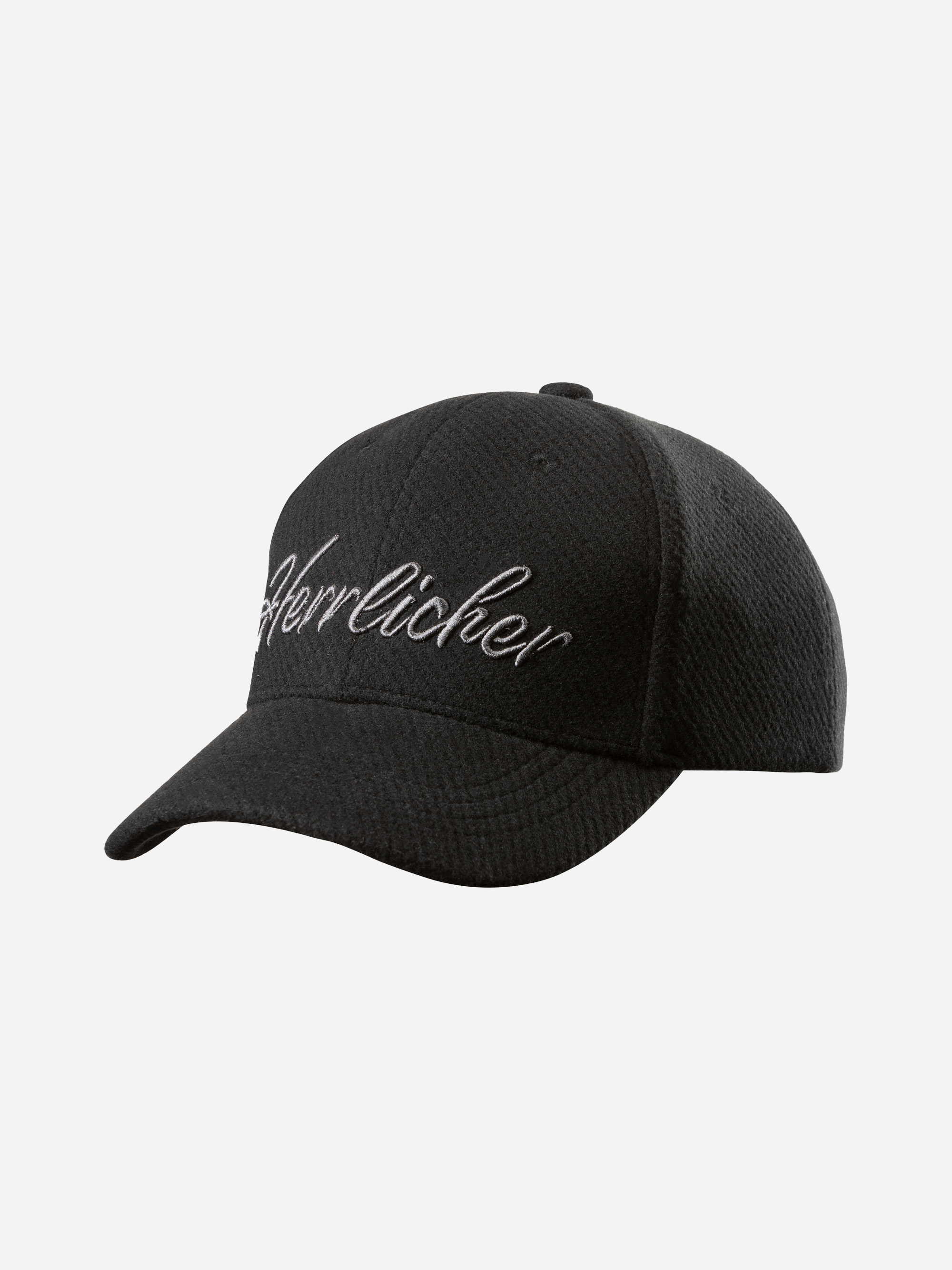 Eine schwarze Baseballkappe mit dem Wort "herrlicher" in weißer Schreibschrift auf der Vorderseite, die sich von einem schlichten weißen Hintergrund abhebt.