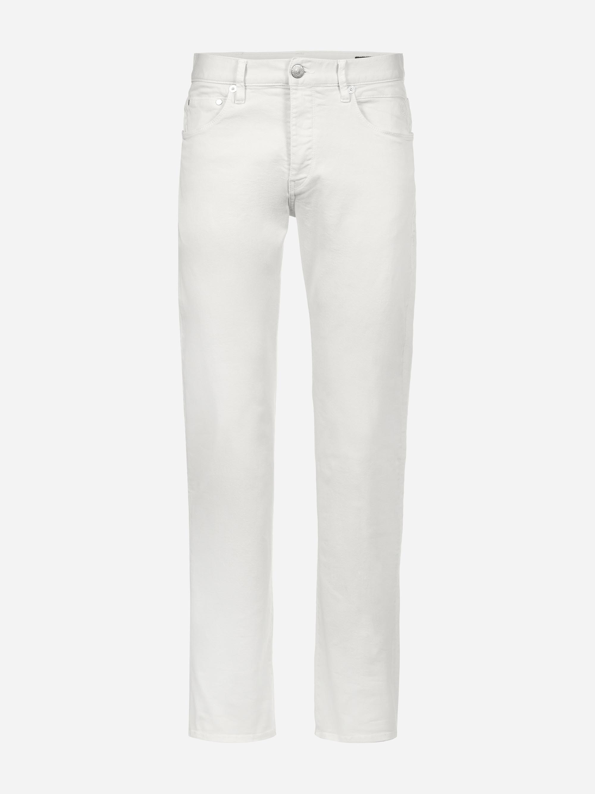 Ein Paar schlichte weiße Denim-Jeans mit klassischem Five-Pocket-Design, geradem Beinschnitt, Knopfverschluss und Gürtelschlaufen auf weißem Hintergrund.