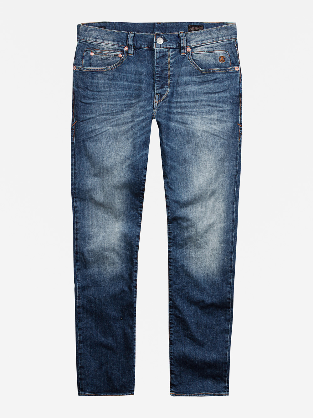 Ein Paar blaue Denim-Jeans mit verblichener Waschung, fünf Taschen, Gürtelschlaufen und kupferfarbenen Nieten, flach auf weißem Grund.