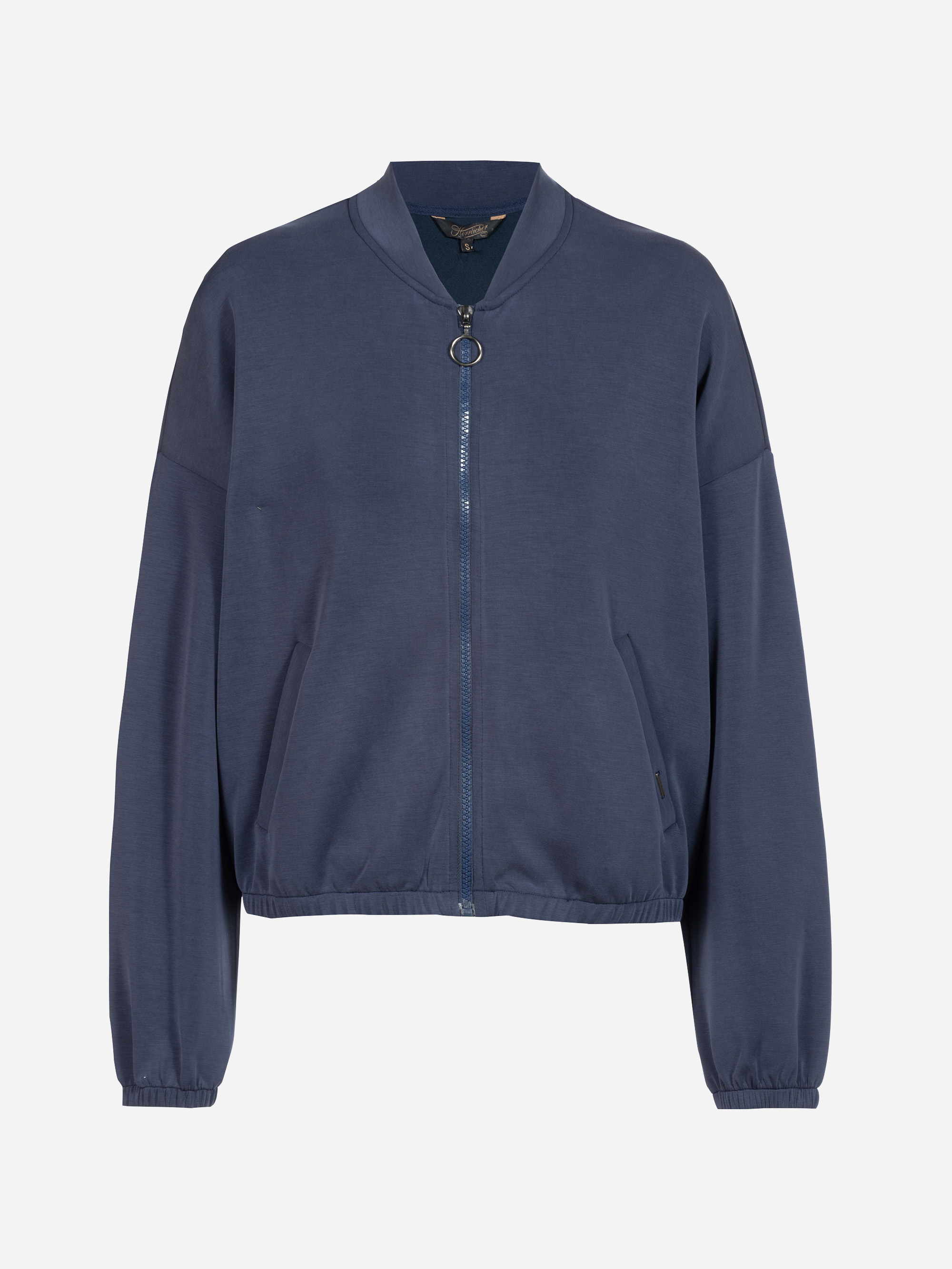 Blaue Jacke mit Reißverschluss, langen Ärmeln, Seitentaschen, einem Ring-Pull-Reißverschluss, gerippten Bündchen und einer lockeren Passform auf einem einfarbig weißen Hintergrund.