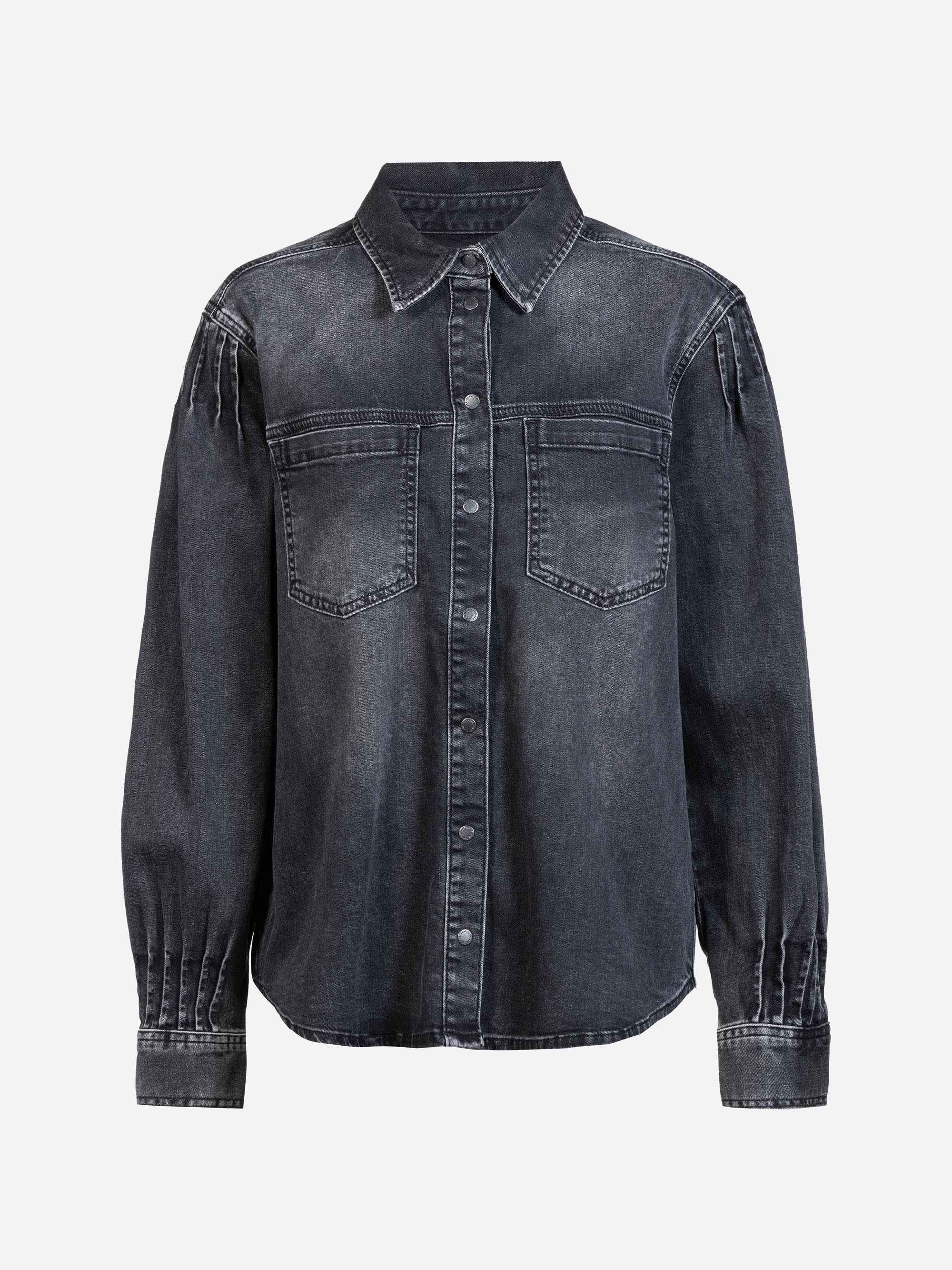 Ein langärmeliges, geknöpftes, schwarzes Jeanshemd mit zwei Brusttaschen, sichtbaren Nähten und Falten an den Schultern und Manschetten, das sich vor einem einfarbig weißen Hintergrund präsentiert.