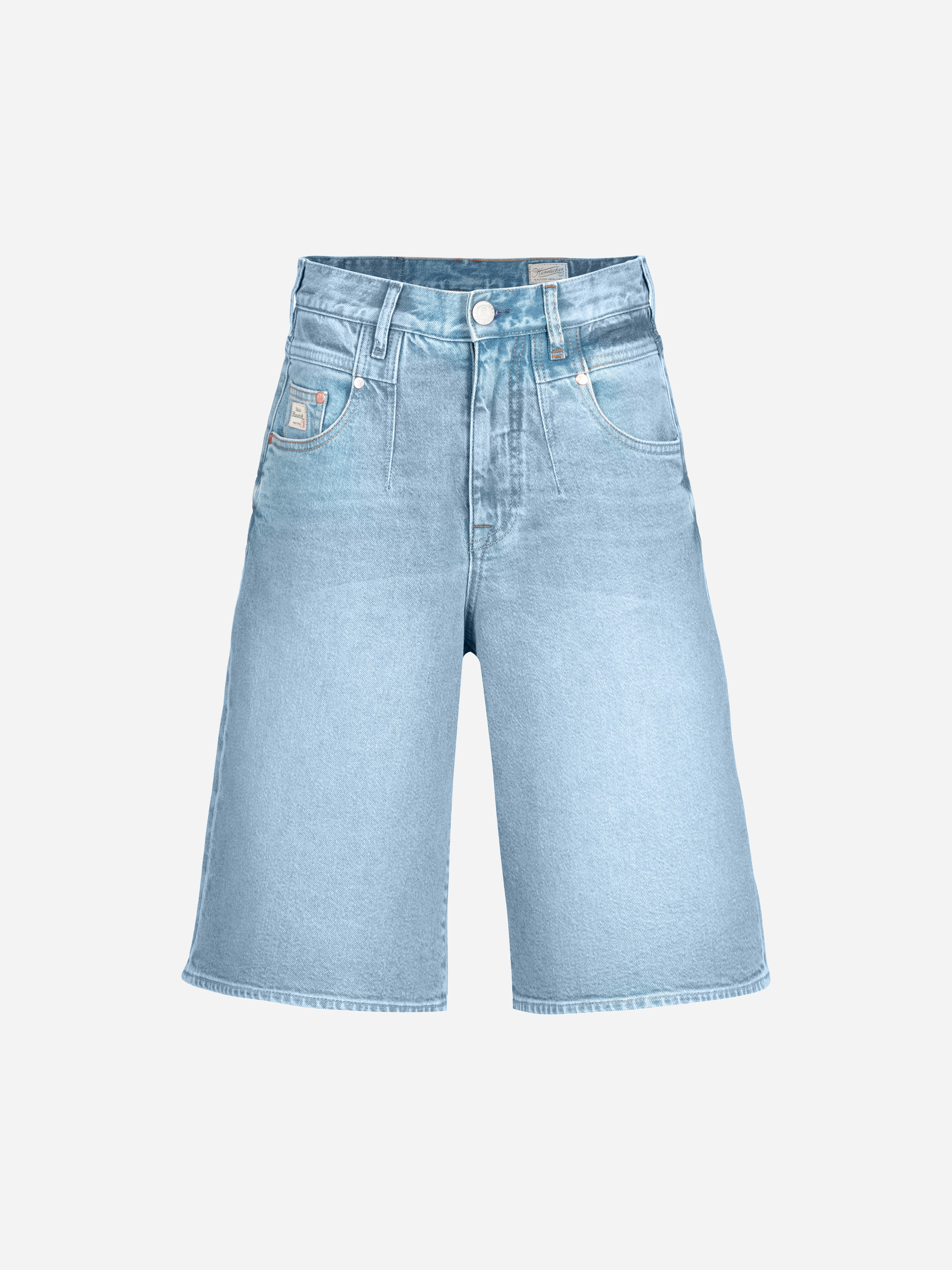Hellblaue Jeans-Shorts mit hoher Taille, Knopf- und Reißverschluss, Vorder- und Gesäßtaschen und einer lockeren, knielangen Passform auf einfarbig weißem Hintergrund.