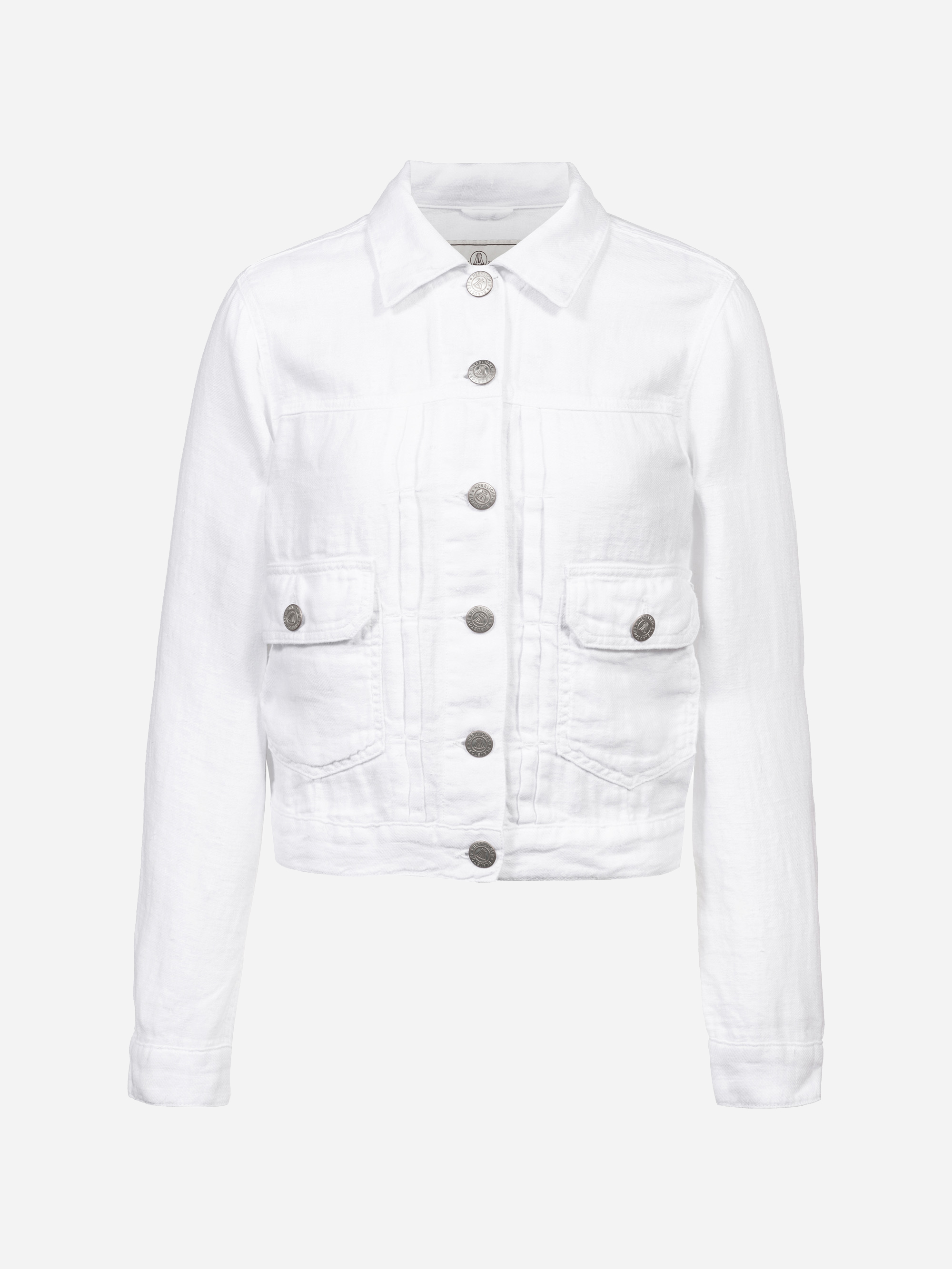 Weiße Jeansjacke mit silbernen Knöpfen, Brusttaschen mit Klappen und Knöpfen sowie langen Ärmeln auf weißem Hintergrund.