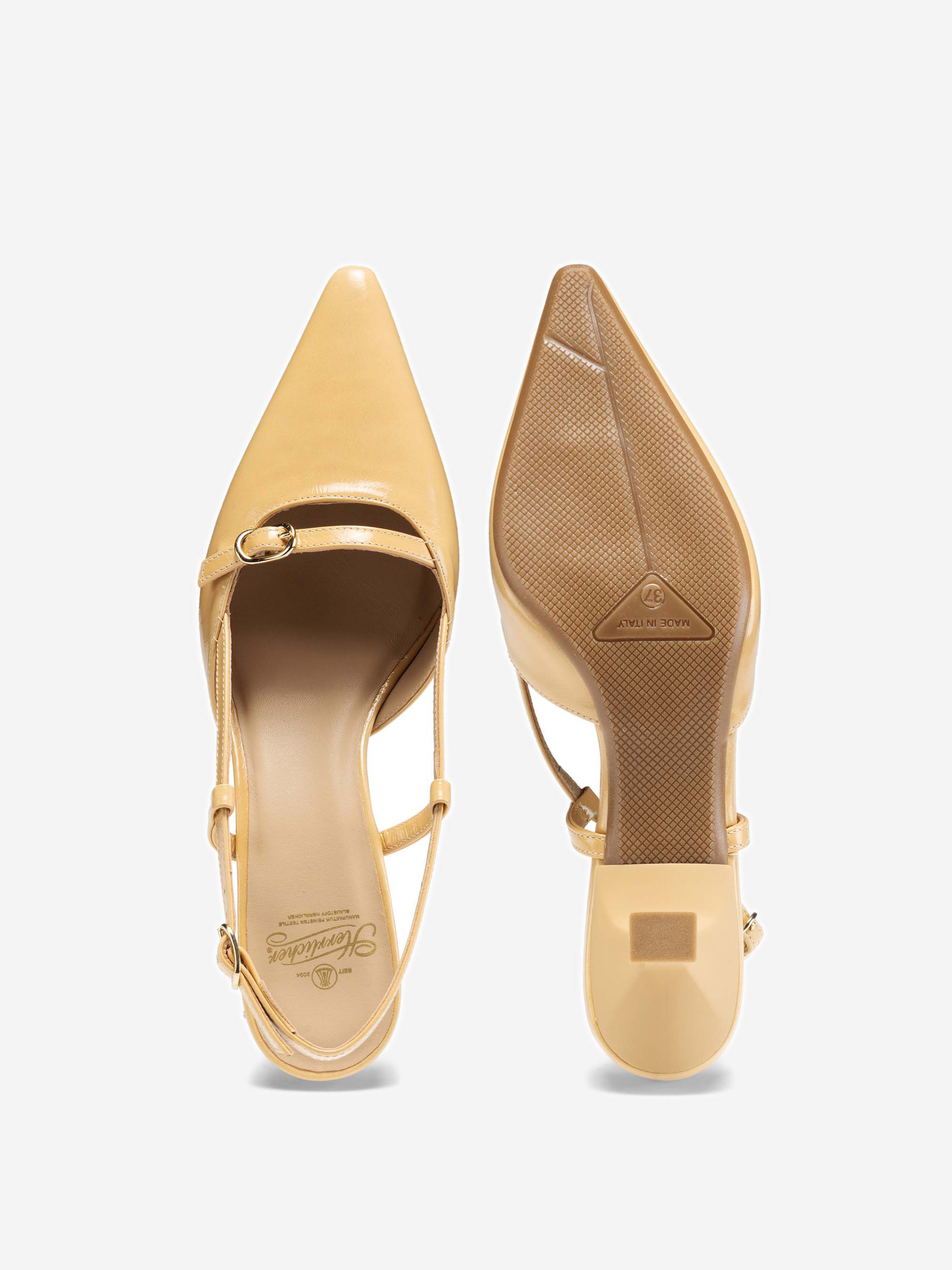Ein Paar beigefarbene, spitz zulaufende Slingback-Absätze, die von oben und unten gezeigt werden, wobei der Schnallenriemen und die strukturierte Sohle des Schuhs auf einem schlichten weißen Hintergrund hervorgehoben werden.