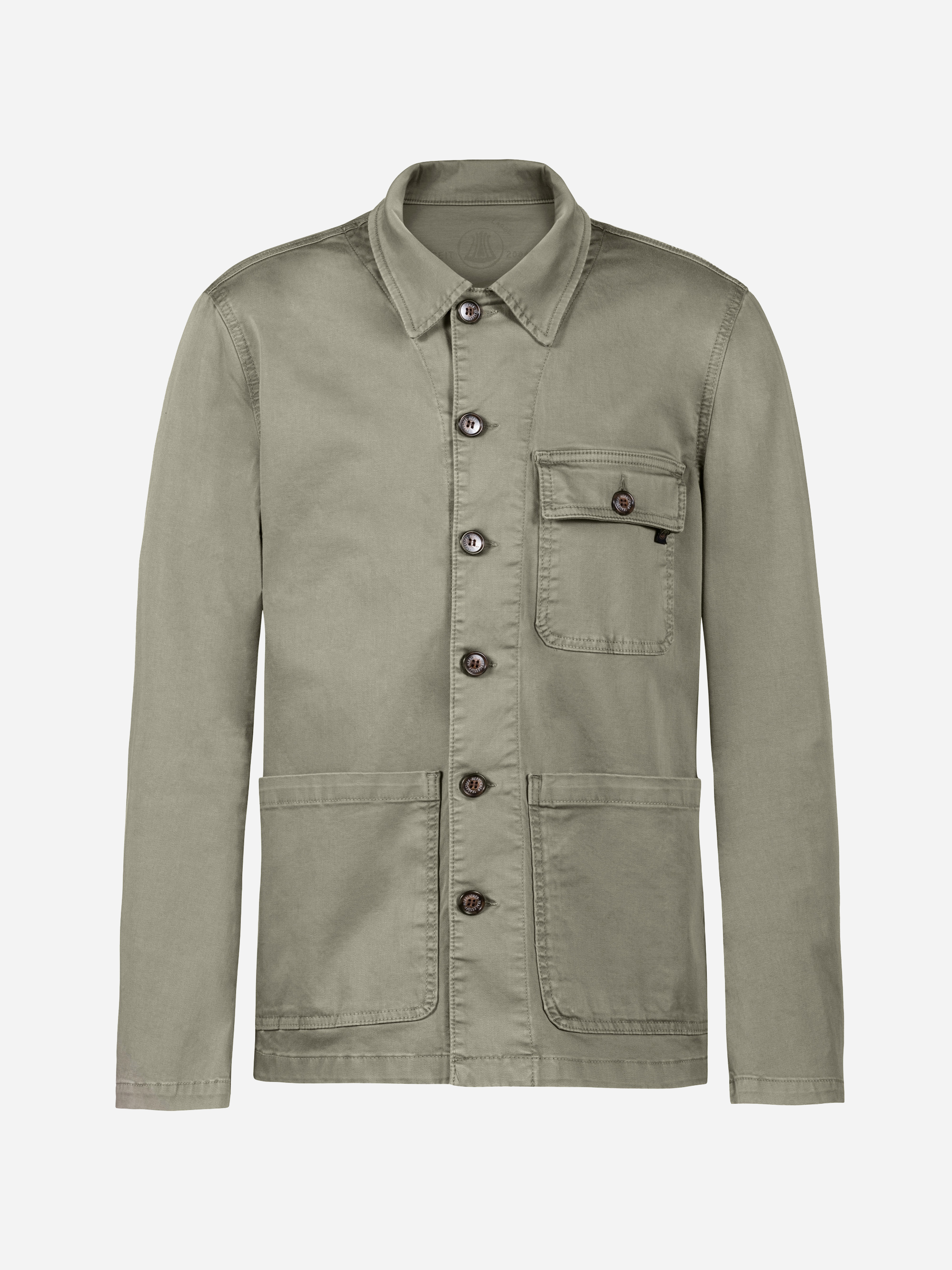 Hellolivgrüne Funktionsjacke mit geknöpfter Vorderseite, Kragen, drei Vordertaschen, darunter eine Brusttasche mit Patte und Knopf, und zwei aufgesetzten Taschen unten.