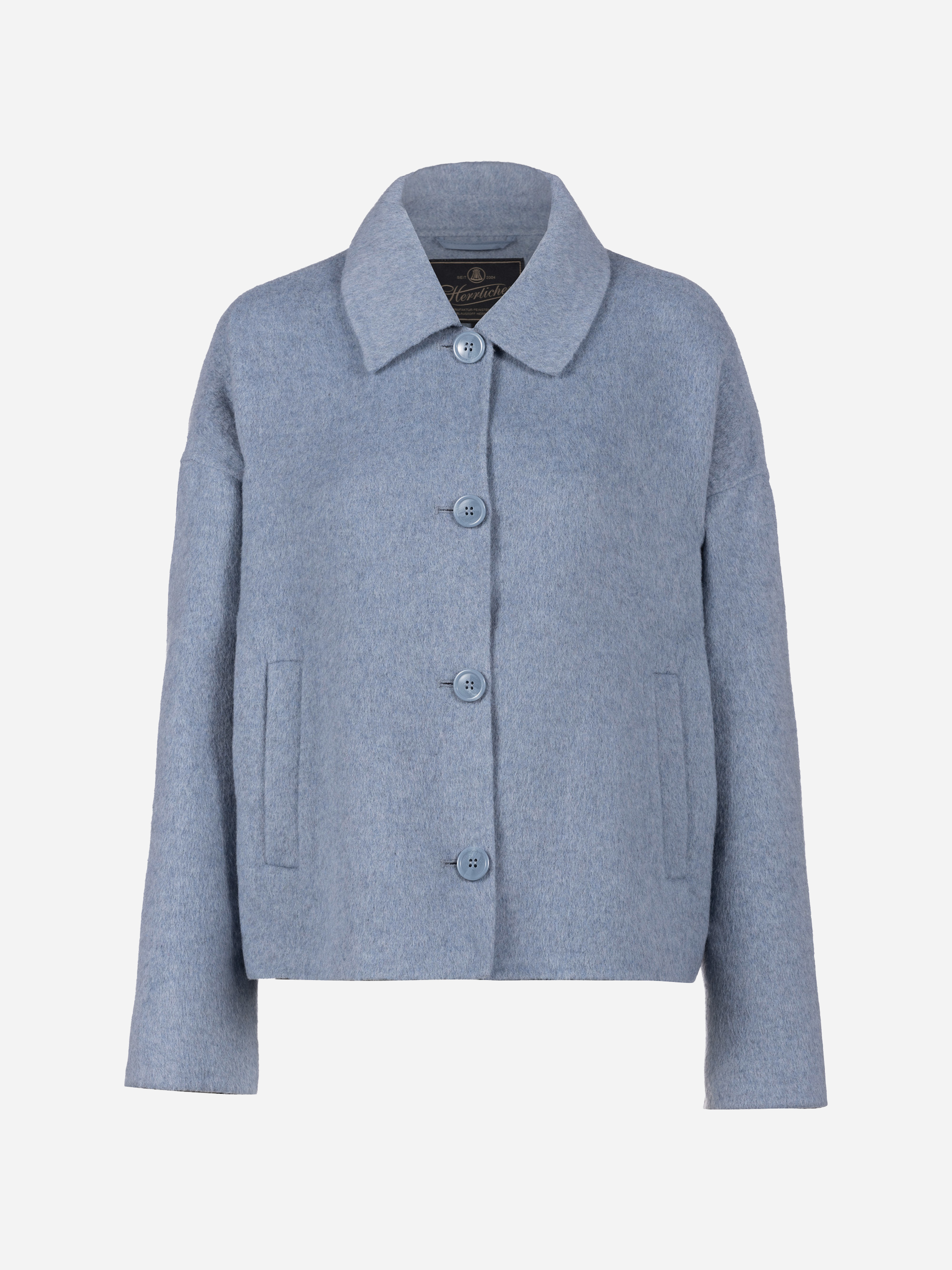 Hellblaue Wolljacke mit spitzem Kragen, langen Ärmeln, Knopfverschluss vorne und zwei vertikalen Schlitztaschen auf weißem Grund.