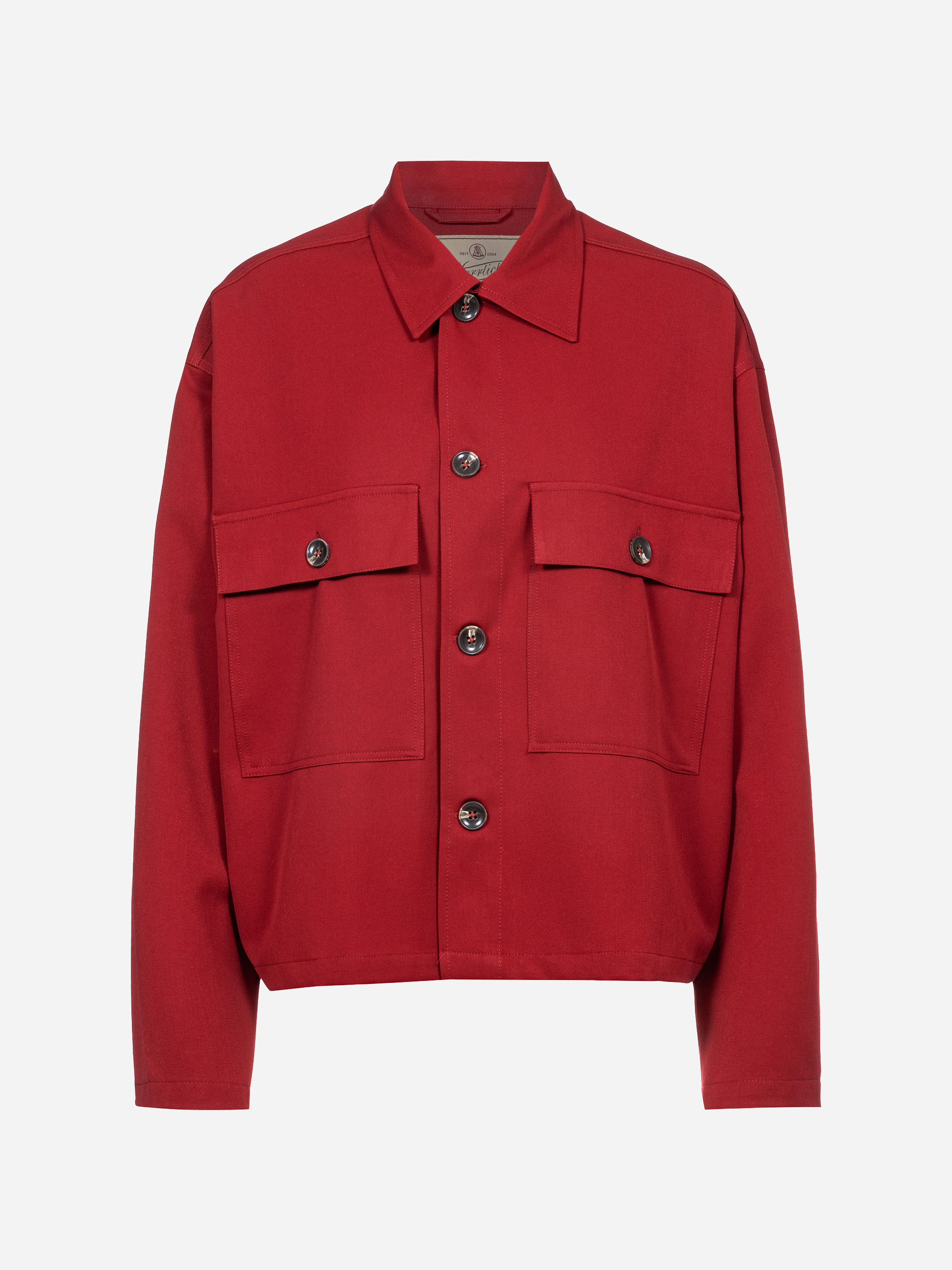 Rote, langärmelige Jacke mit Kragen, geknöpfter Vorderseite und zwei großen, geknöpften Brusttaschen auf einfarbig weißem Hintergrund.