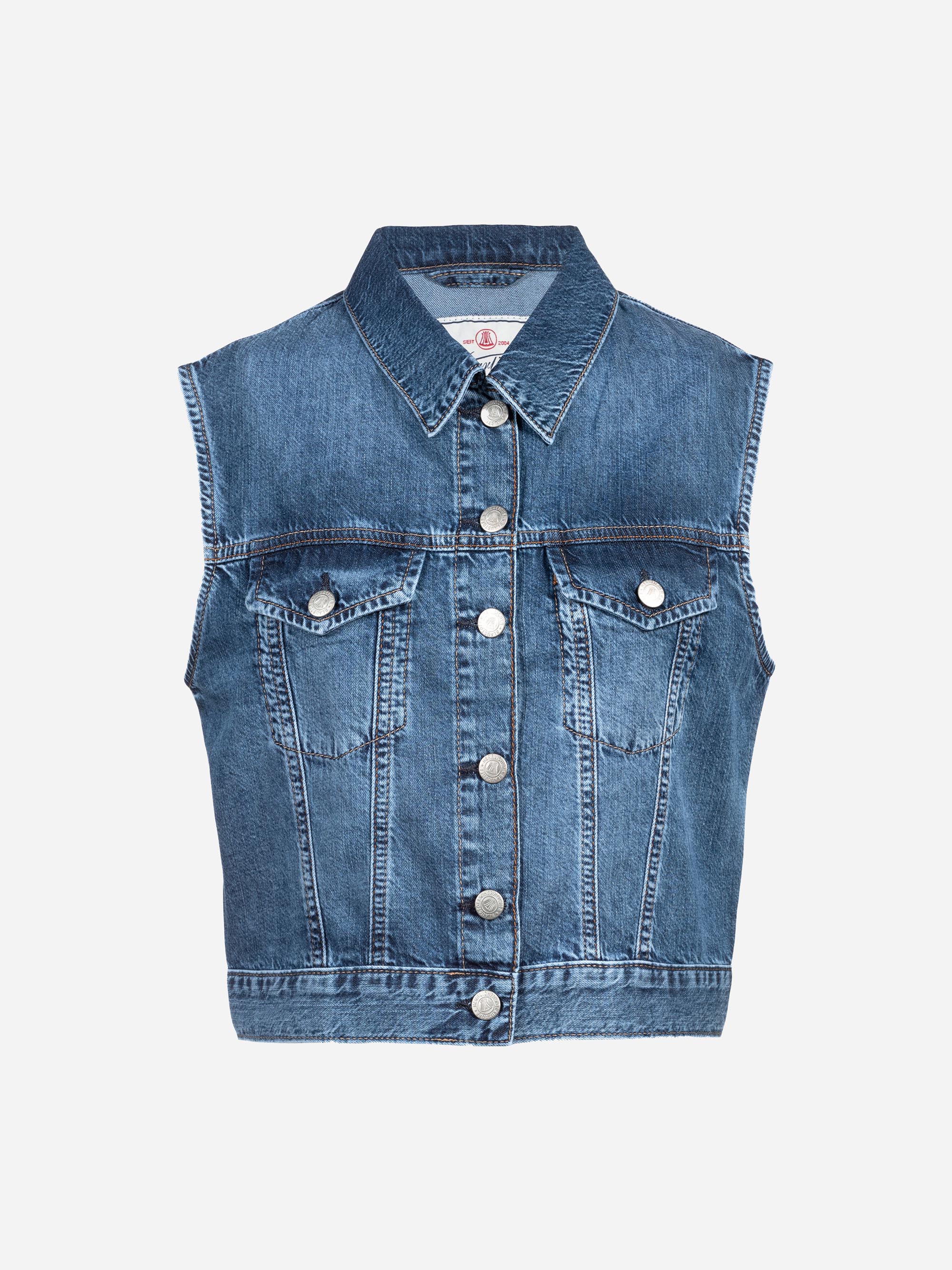 Ärmellose blaue Jeansweste mit Metallknöpfen, Knopfleiste, Brusttaschen mit Patten und Knopfverschluss sowie sichtbaren Nähten auf weißem Grund.