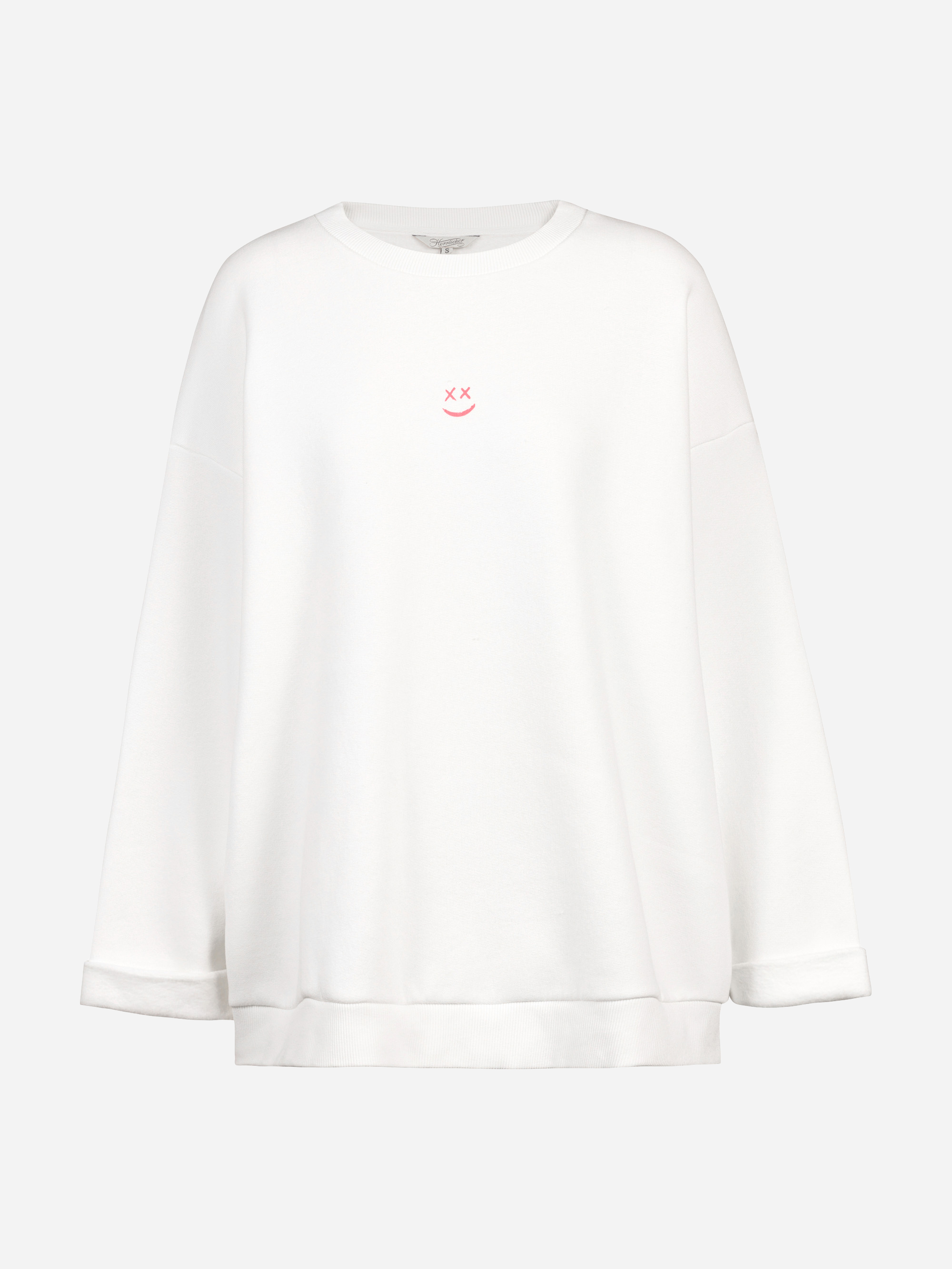 Ein schlichtes weißes Sweatshirt mit einem kleinen, einfachen rosa Smiley-Gesicht und einem X für die Augen auf der Brust, das auf einem weißen Hintergrund abgebildet ist.