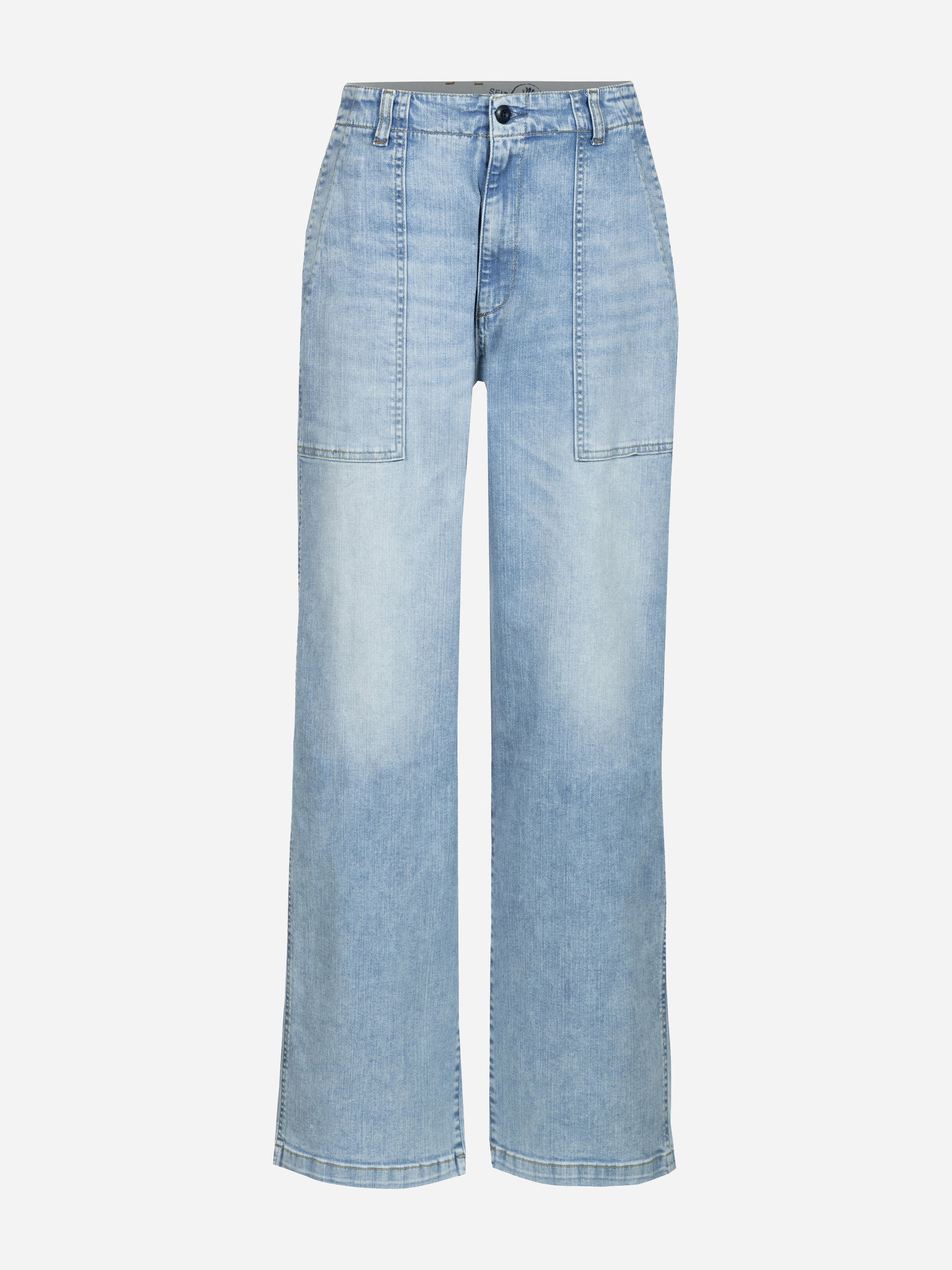 Hellblaue Denim-Jeans mit hoher Taille, weitem Bein, Knopf- und Reißverschluss vorne und großen rechteckigen Taschen vorne. Die Jeans hat ein verblasstes Finish auf der Vorderseite.