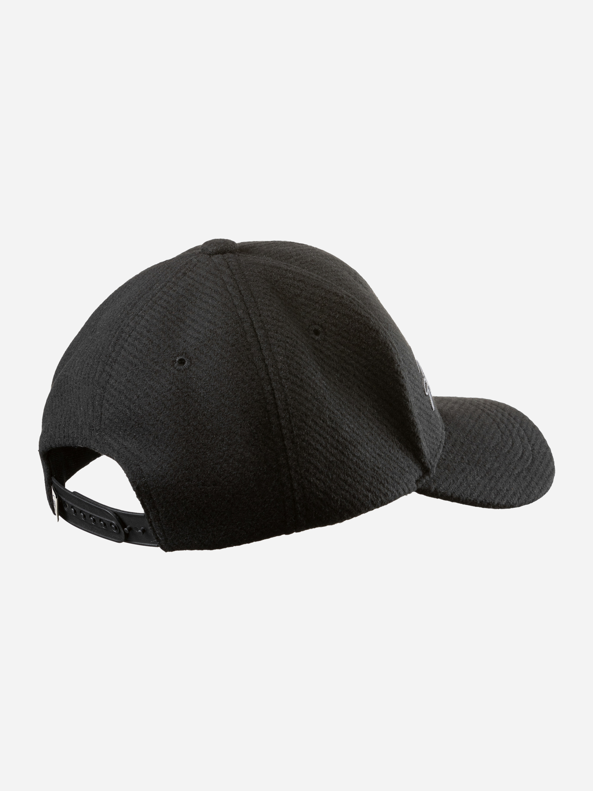 Eine schwarze Baseballmütze in der Rücken- und Seitenansicht, die einen verstellbaren Riemen und strukturierten Stoff zeigt. Die Kappe ist vor einem schlichten weißen Hintergrund zu sehen.