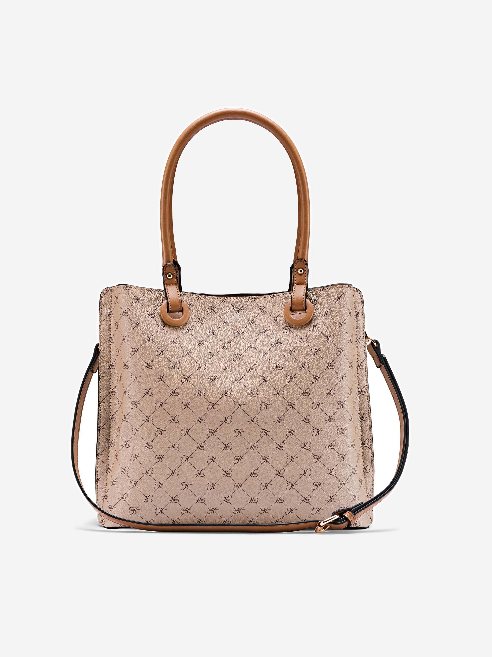 Eine beigefarbene Designer-Tasche mit einem sich wiederholenden Logomuster, hellbraunen Ledergriffen und einem abnehmbaren schwarzen Schulterriemen auf einem einfarbig weißen Hintergrund.