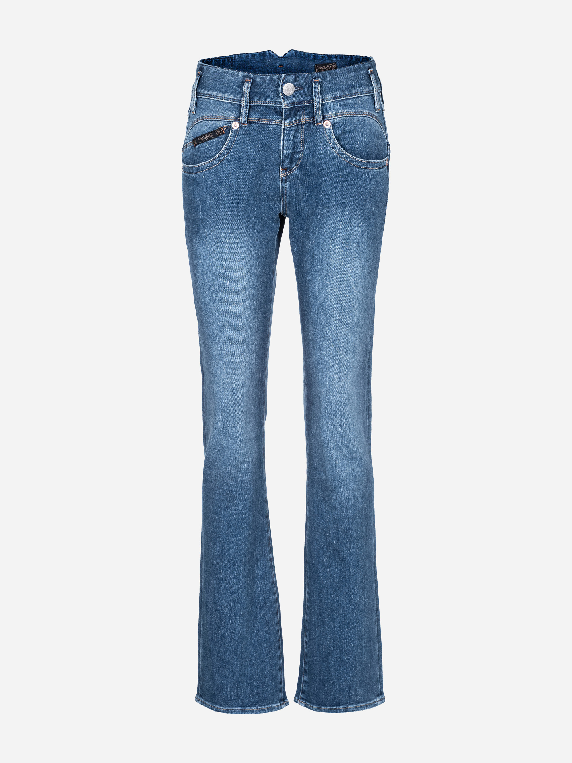 Ein Paar blaue Bootcut-Jeans mit Vorder- und Gesäßtaschen, Gürtelschlaufen und einem Hosenschlitz mit Knopf, dargestellt vor einem schlichten weißen Hintergrund.