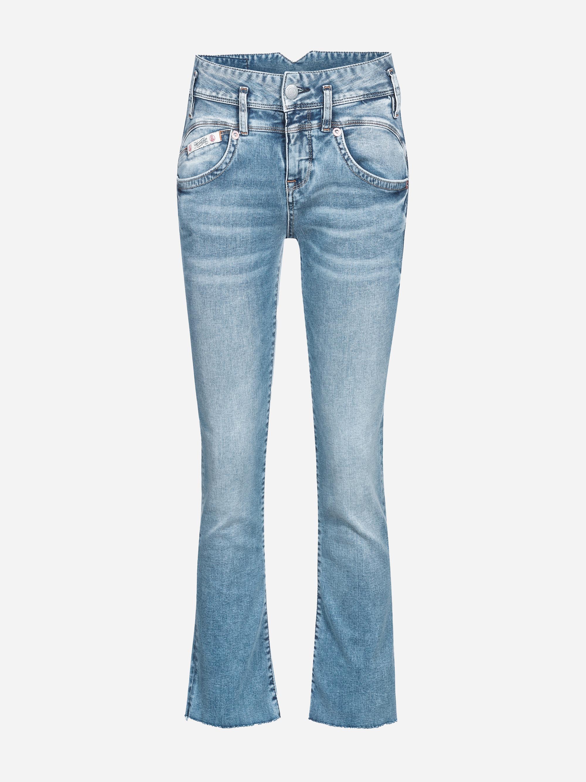 Hellblaue Jeans mit geradem Bein, Vorder- und Gesäßtaschen, Knopf- und Reißverschluss und dezentem Fading an den Oberschenkeln. Die Jeans ist auf einem einfarbig weißen Hintergrund abgebildet.