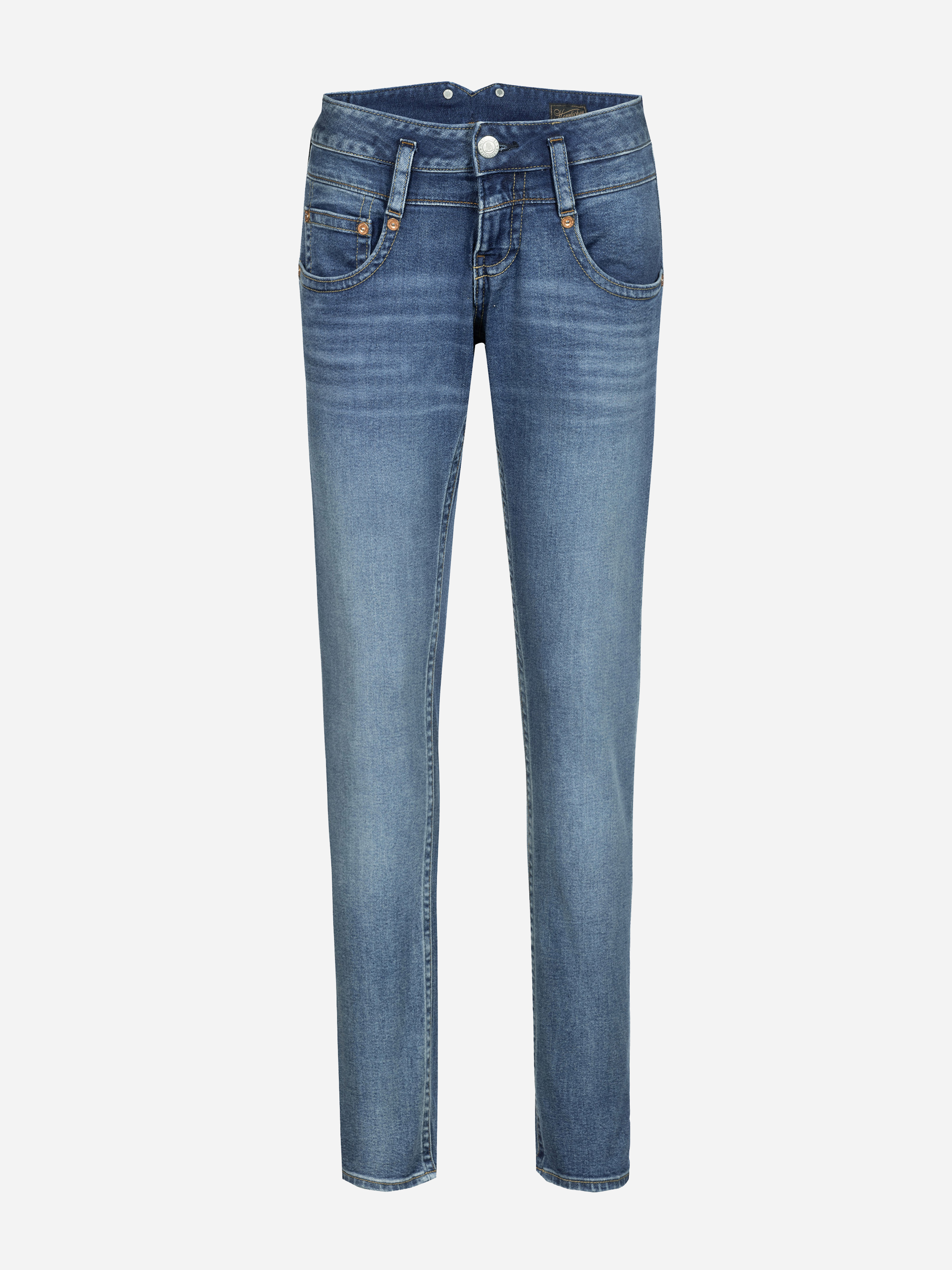 Blaue Denim-Jeans mit klassischem Five-Pocket-Design, dezentem Fading an den Oberschenkeln und einem Knopf- und Reißverschluss auf weißem Grund.