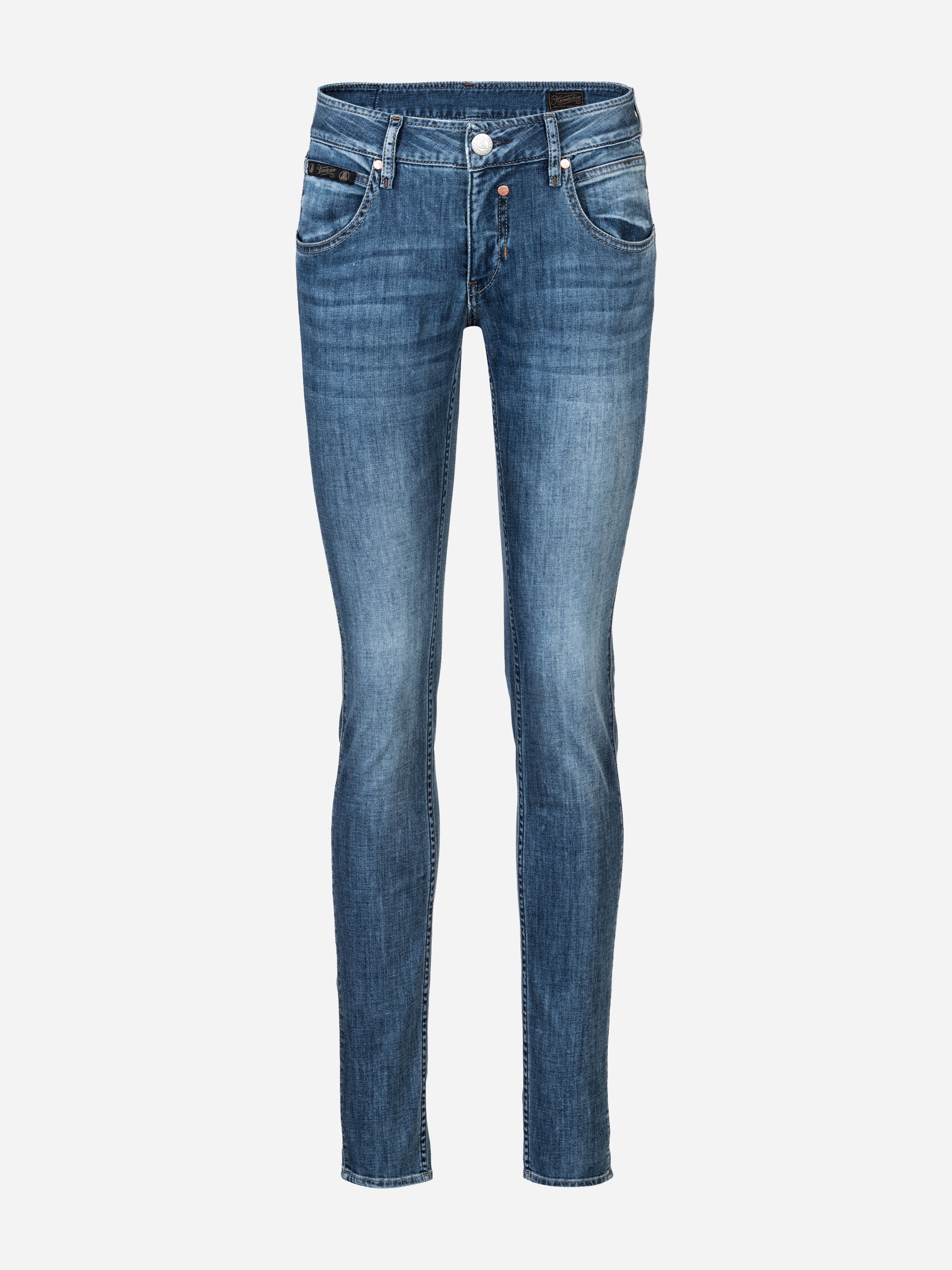 Blaue, schmal geschnittene Jeans mit verblasster Waschung, Vorder- und Gesäßtaschen, Knopf- und Reißverschluss auf einfarbig weißem Hintergrund.