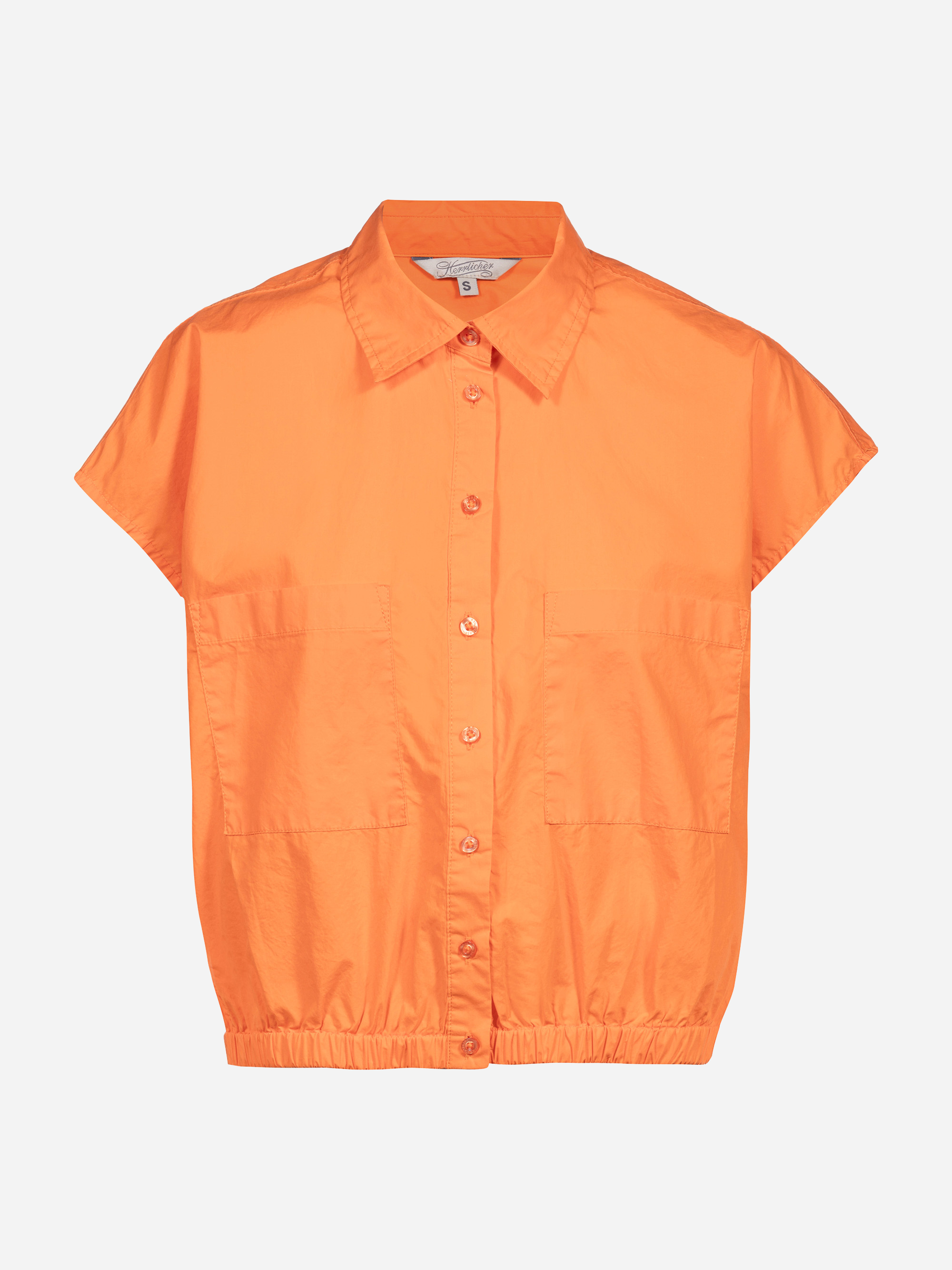 Leuchtend orangefarbenes, kurzärmeliges Button-up-Hemd mit Kragen, zwei Vordertaschen und elastischem Saum auf einfarbig weißem Grund.