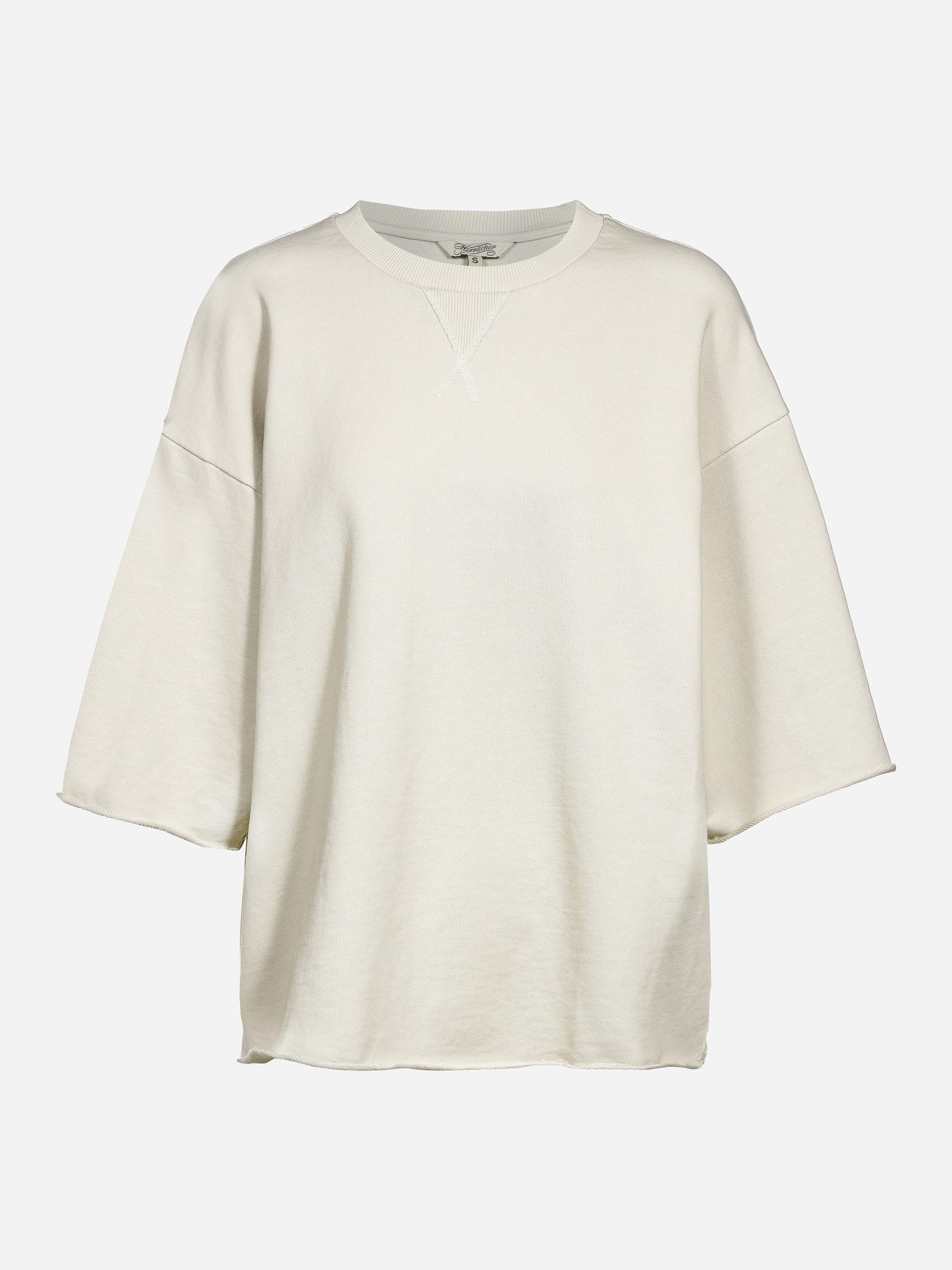 Ein schlichtes, übergroßes, cremefarbenes Sweatshirt mit Rundhalsausschnitt, überschnittenen Schultern und mittellangen Ärmeln auf weißem Grund.