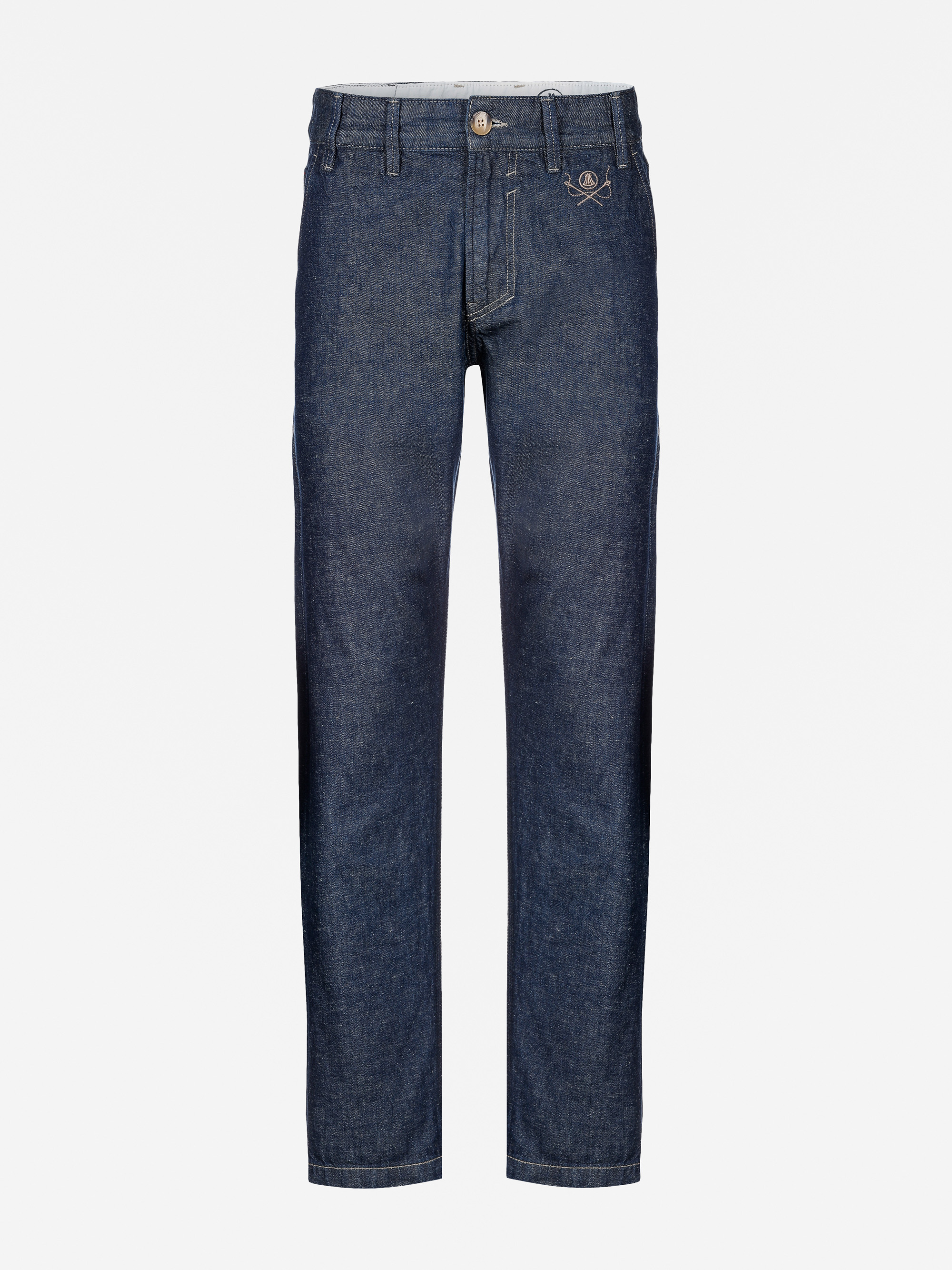 Eine klassische Jeans mit geradem Bein aus blauem Denim mit Vordertaschen, Gürtelschlaufen und einem Knopf- und Reißverschluss auf weißem Hintergrund.