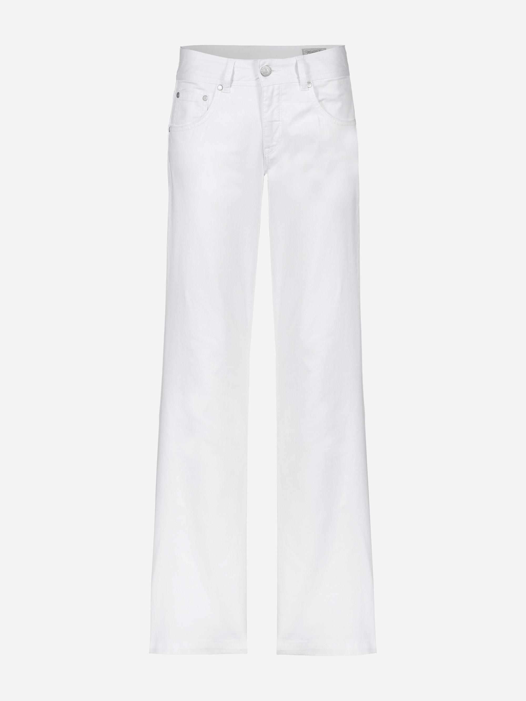 Weiße Jeans mit geradem Bein, klassischem Five-Pocket-Design, Gürtelschlaufen, Knopf- und Reißverschluss auf weißem Hintergrund.