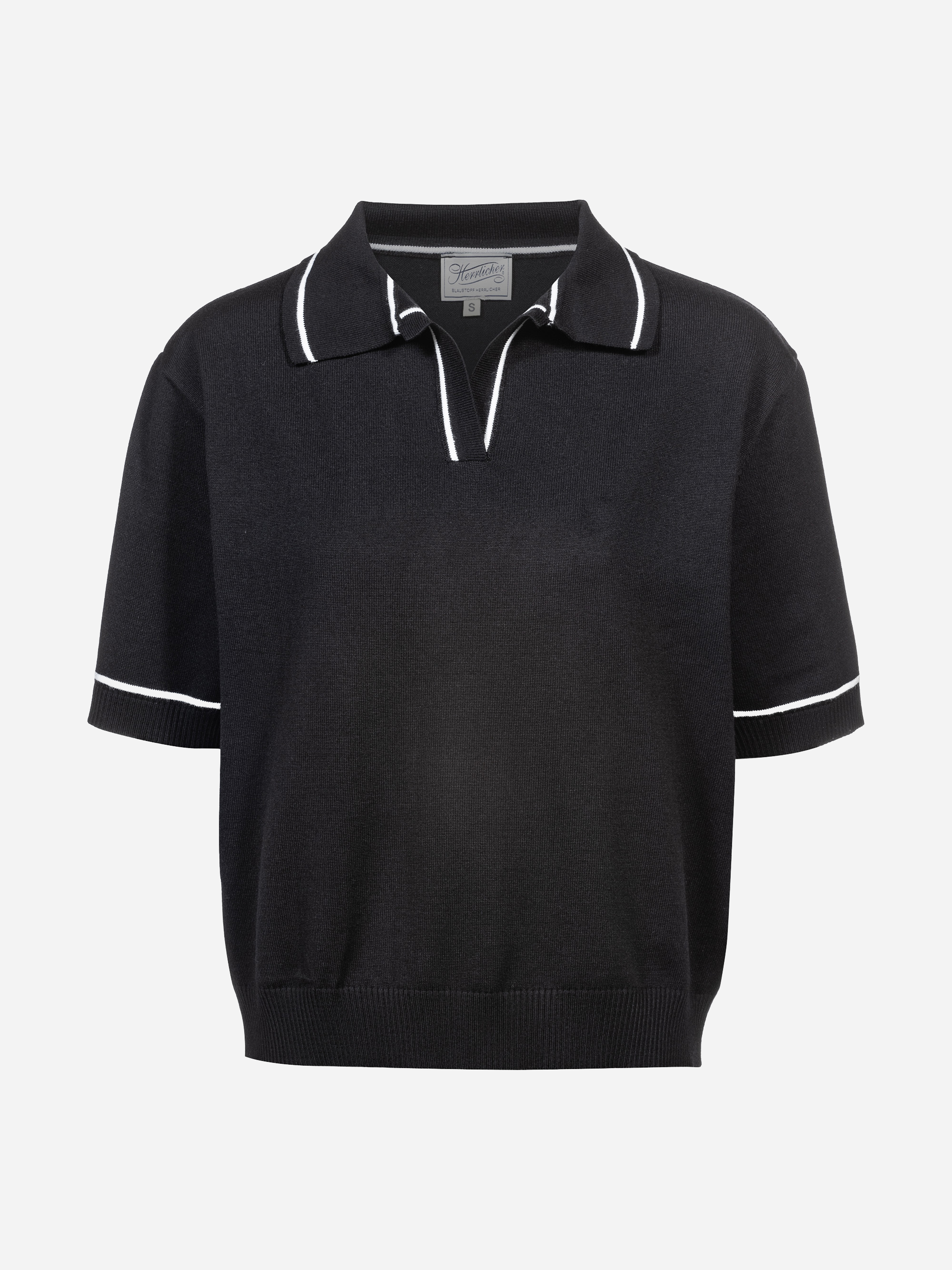 Ein schwarzes kurzärmeliges Polohemd mit Kragen und weißem Besatz am Kragen und an den Ärmelbündchen, das auf einem einfarbig weißen Hintergrund abgebildet ist.
