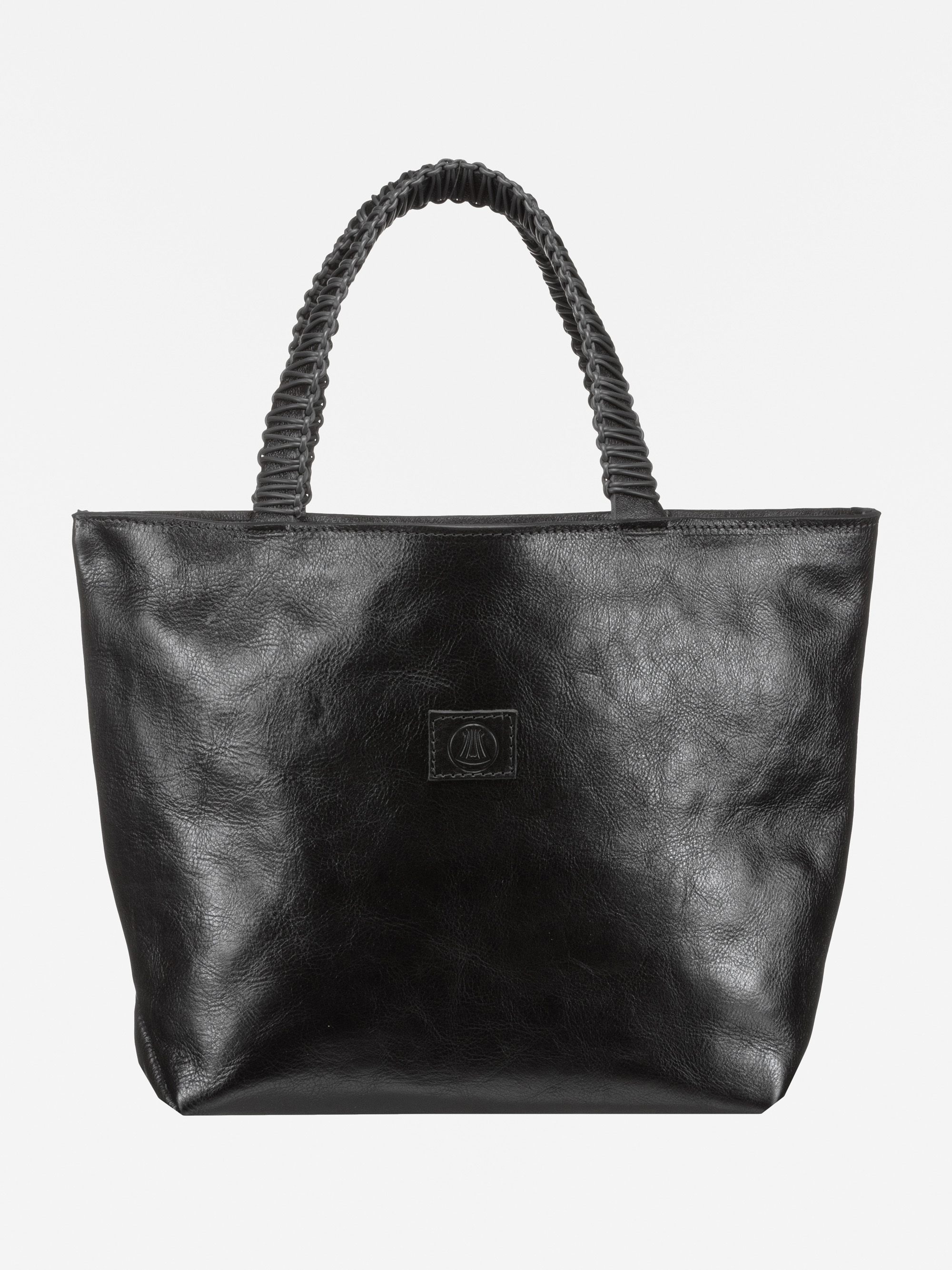Schwarze Ledertasche mit strukturiertem, geflochtenem Henkel und kleinem quadratischen Logo auf der Vorderseite, fotografiert vor einem schlichten weißen Hintergrund.