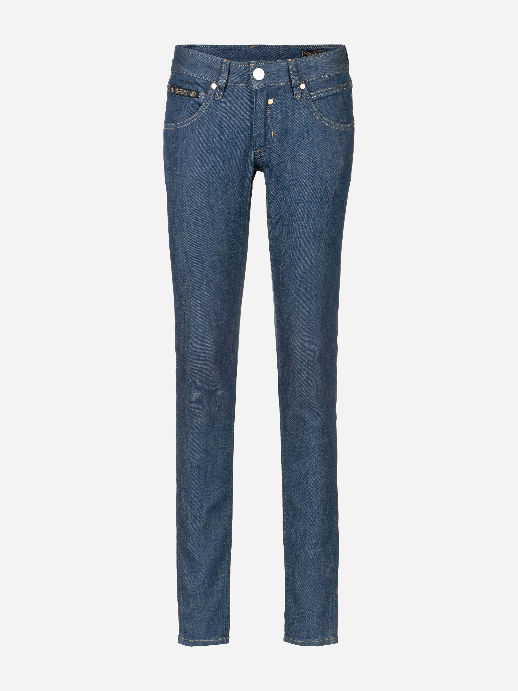 Ein Paar klassisch blaue Denim-Jeans mit Knopf- und Reißverschluss, Vorder- und Gesäßtaschen und einer schmalen Passform auf weißem Hintergrund.