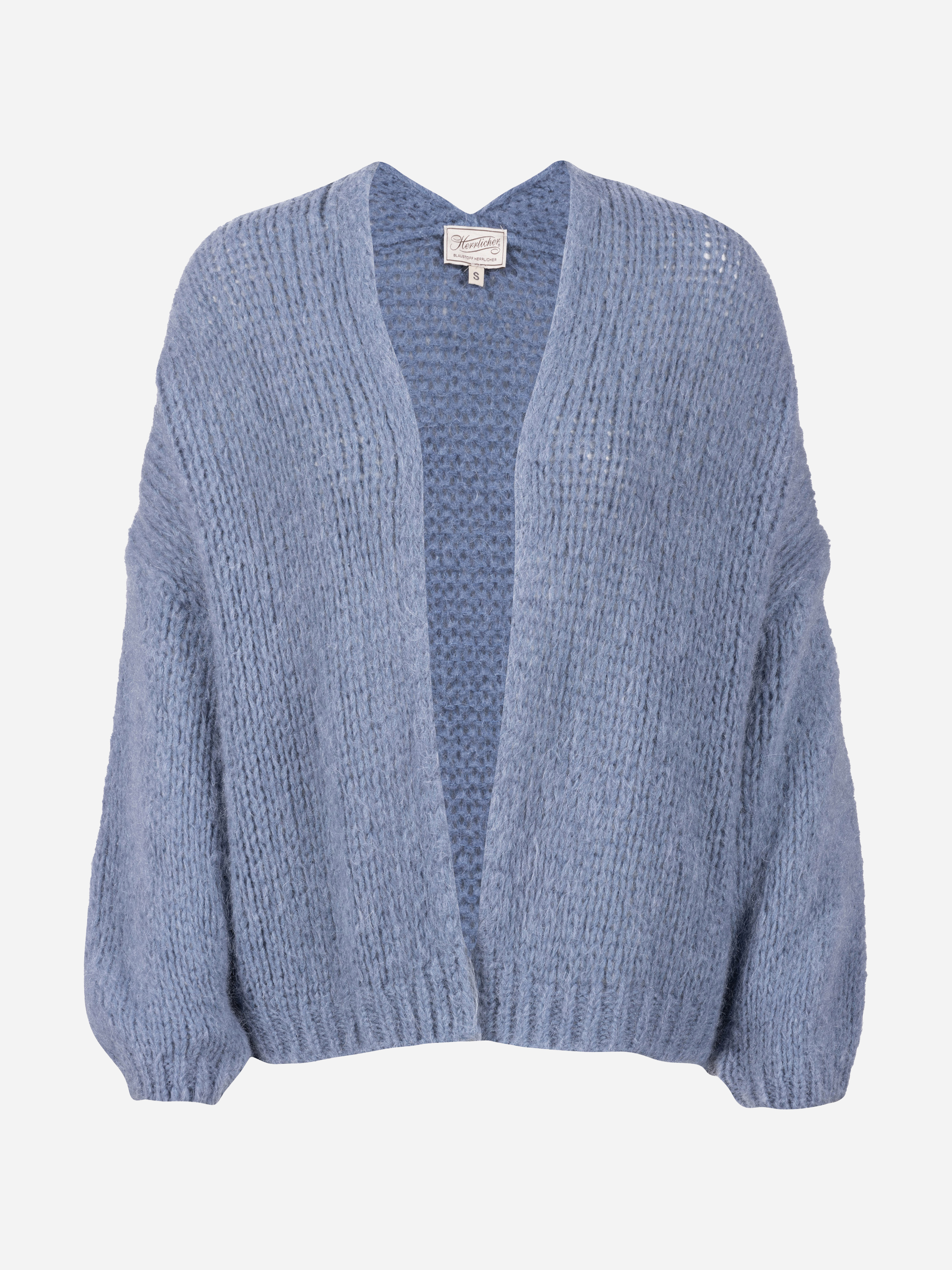 Locker sitzende, vorne offene Strickjacke aus weichem, strukturiertem hellblauem Strick mit langen Ärmeln und einem Etikett am Halsausschnitt auf weißem Grund.