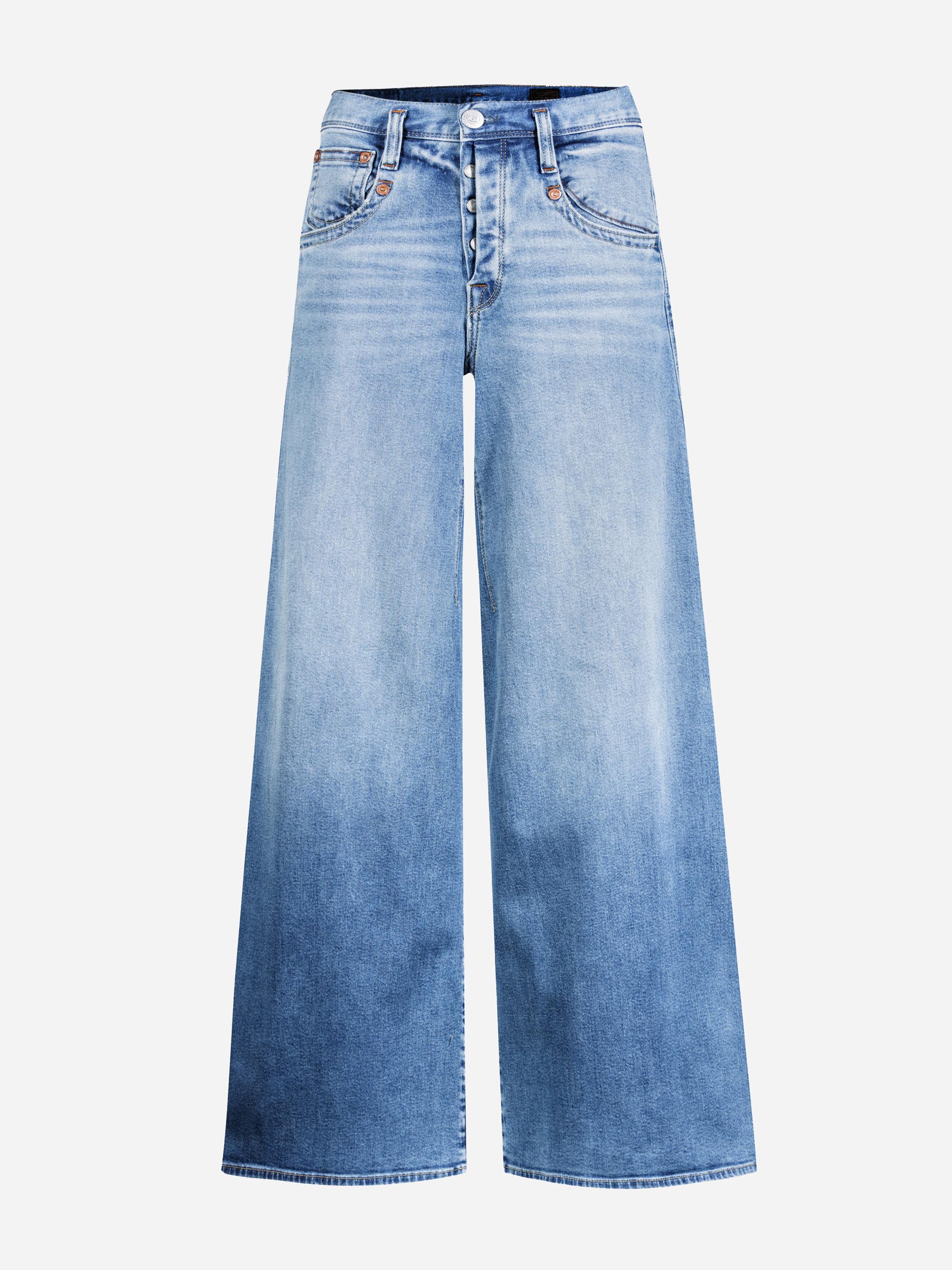 Hellblaue Denim-Jeans mit weitem Bein, hoher Taille, Knopf- und Reißverschluss vorne und klassischem Five-Pocket-Styling. Die Jeans hat eine leicht verblasste Textur und eine entspannte, lockere Passform.