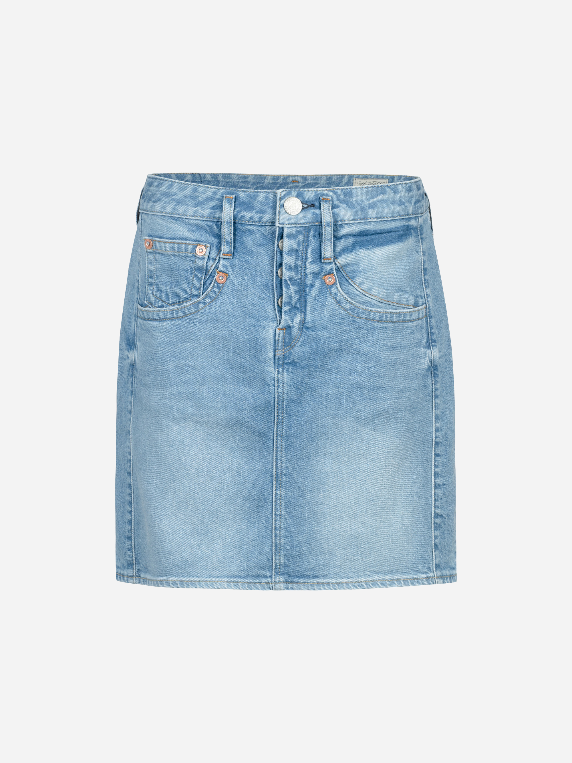 Ein hellblauer Jeansminirock mit Taschen auf der Vorderseite, Gürtelschlaufen und einem Knopf- und Reißverschluss auf der Vorderseite, der auf einem einfarbig weißen Hintergrund zu sehen ist.