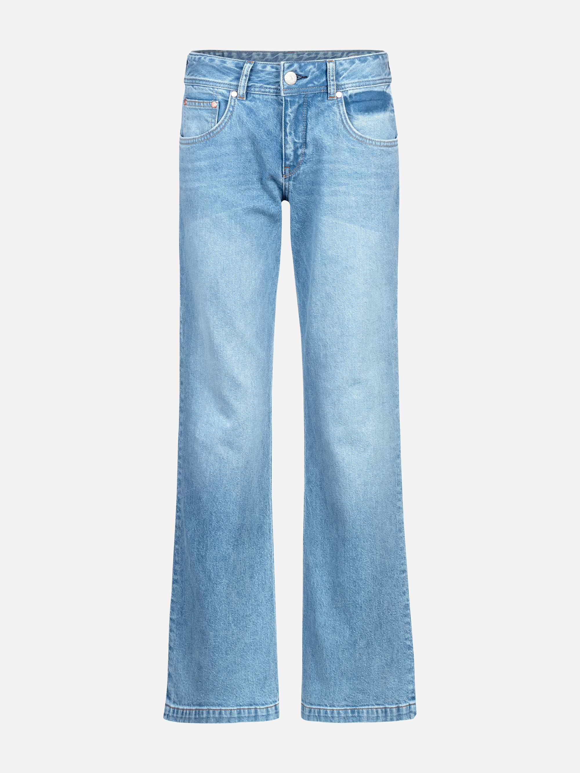 Ein Paar hellblaue Jeans mit hoher Taille und weitem Bein, mit Vorder- und Gesäßtaschen, Gürtelschlaufen und einem Knopf- und Reißverschluss auf weißem Hintergrund.