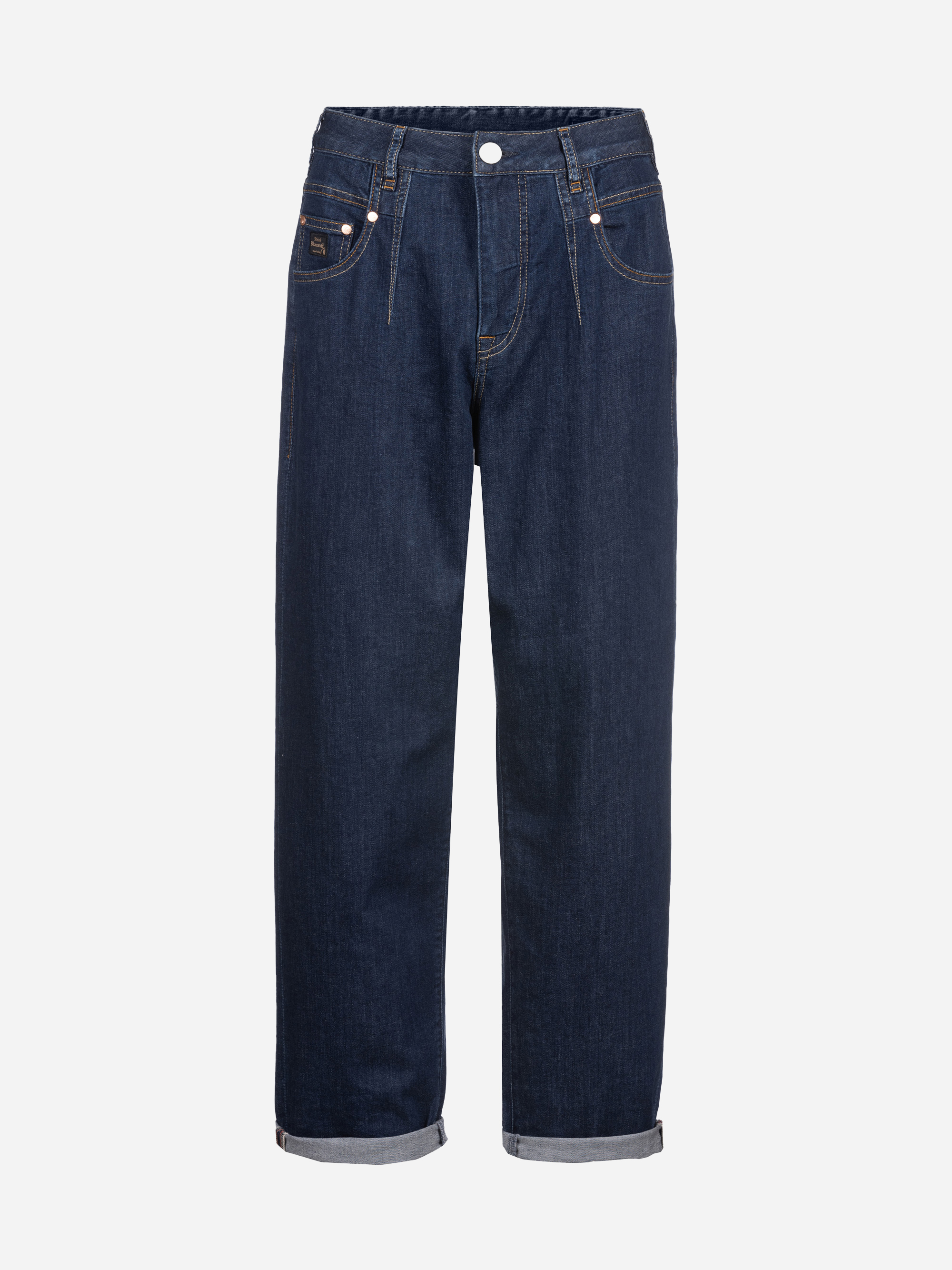 Ein Paar dunkelblaue Denim-Jeans mit lockerer Passform, fünf Taschen, sichtbaren Nähten und aufgerollten Bündchen, dargestellt vor einem schlichten weißen Hintergrund.
