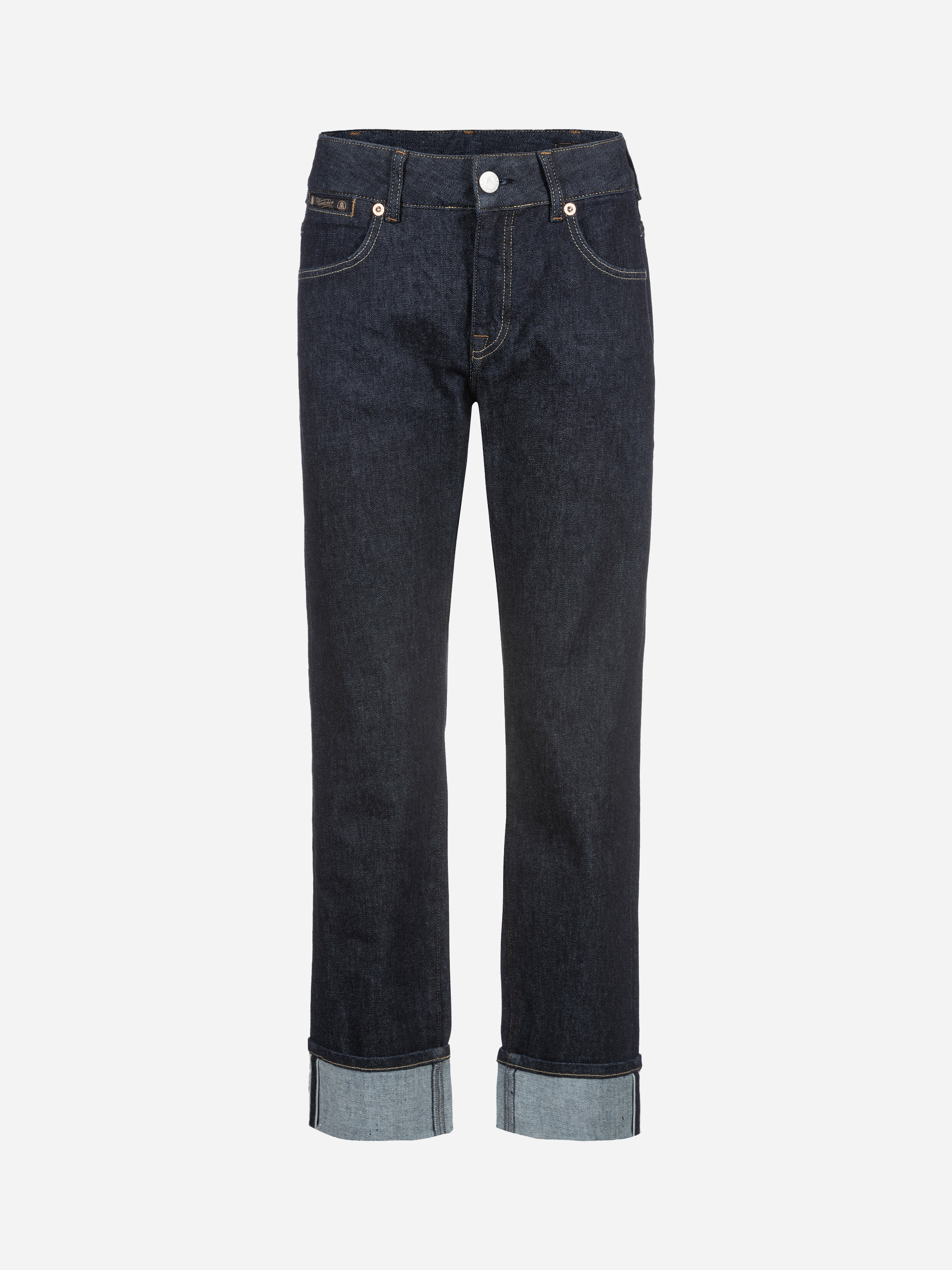 Ein Paar dunkelblaue Denim-Jeans mit aufgerollten Bündchen, klassischem Five-Pocket-Design und sichtbaren Nähten, die vor einem schlichten weißen Hintergrund präsentiert werden.