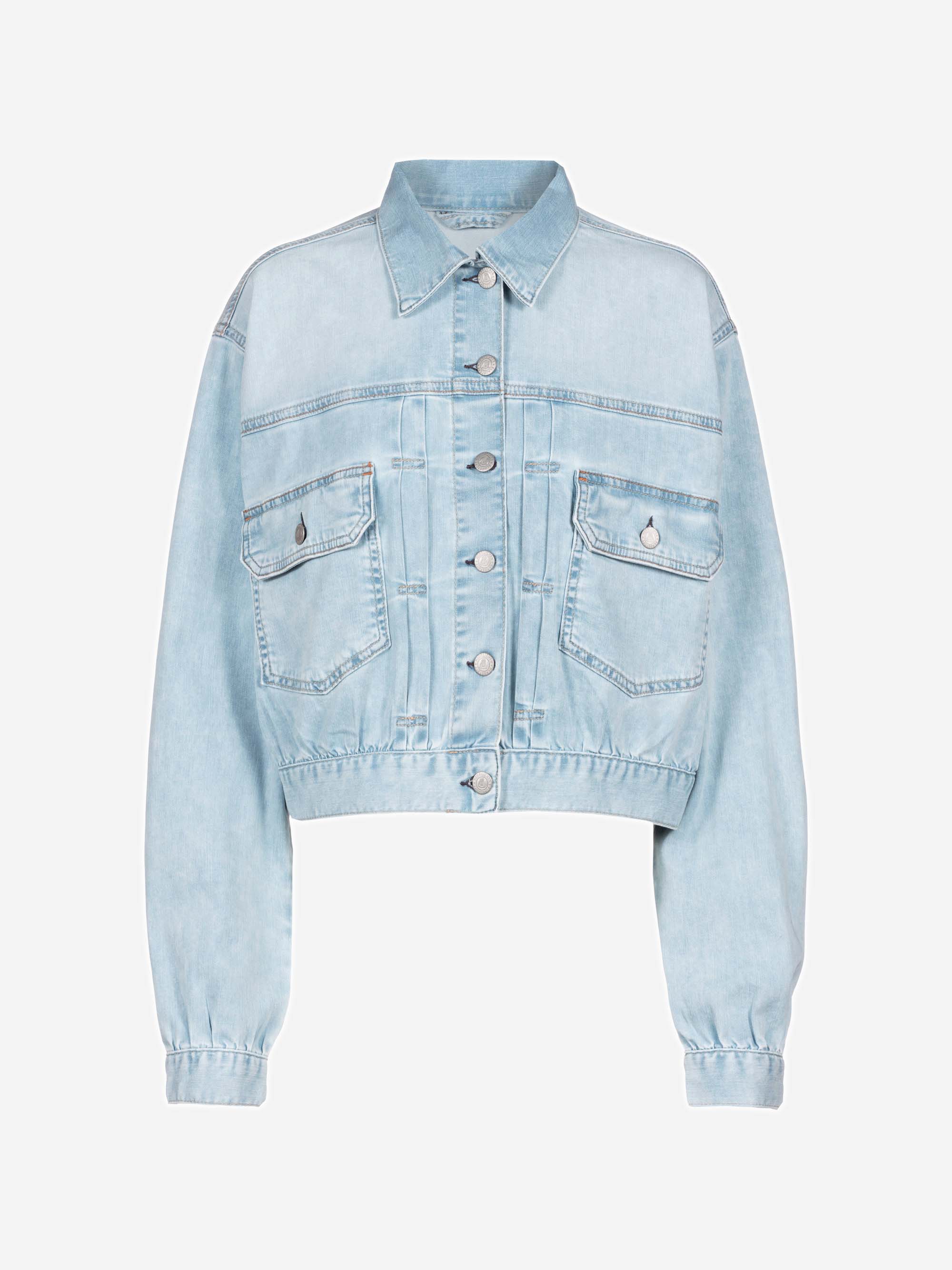 Hellblaue Jeansjacke mit langen Ärmeln, Knopfverschluss vorne, zwei Pattentaschen mit Knöpfen, elastischem Saum und Bündchen, auf weißem Grund.