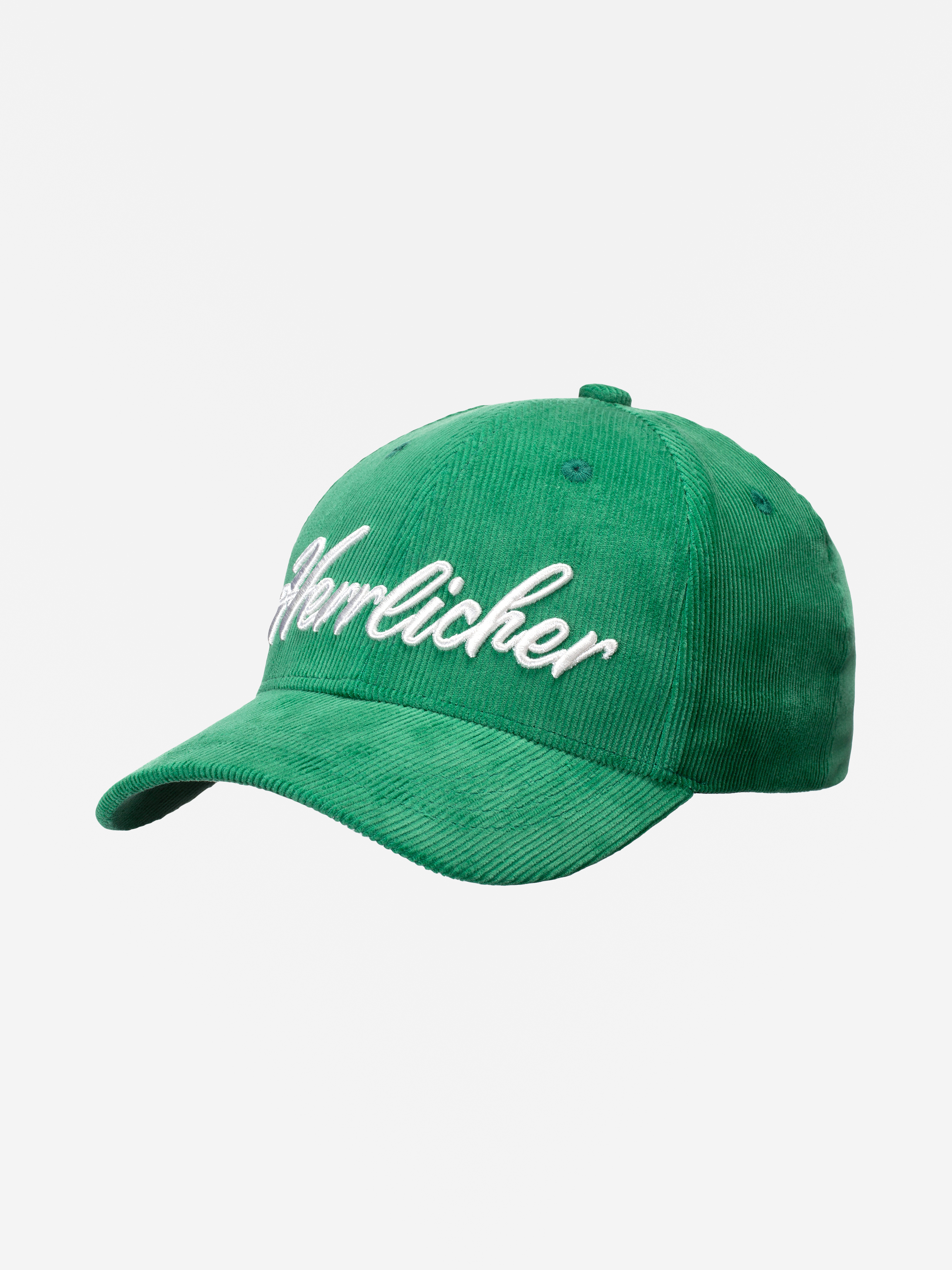 Eine Baseballkappe aus grünem Cord mit weißem gesticktem Schriftzug "Herrlicher" auf der Vorderseite, der sich von einem schlichten weißen Hintergrund abhebt.