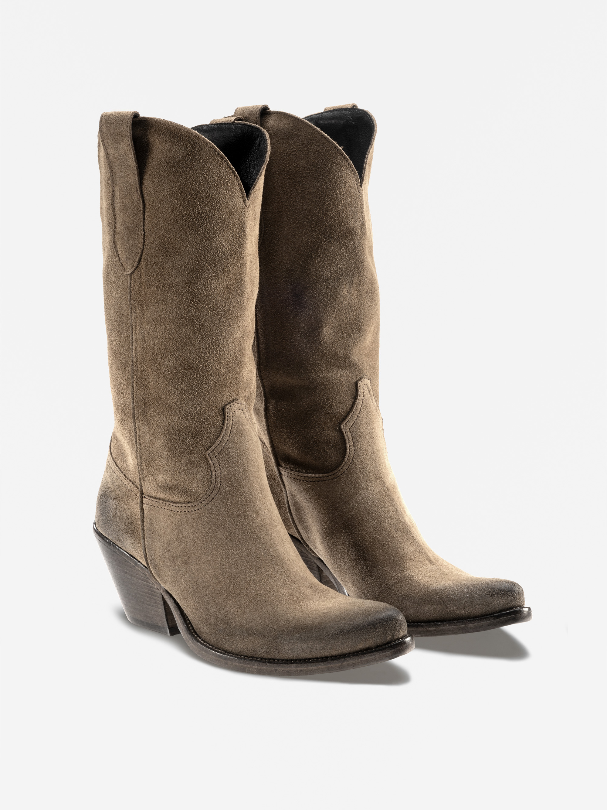 Ein Paar hellbraune Cowboystiefel aus Wildleder mit mittelhohem Absatz und spitzen Zehen, abgebildet auf einem schlichten weißen Hintergrund.