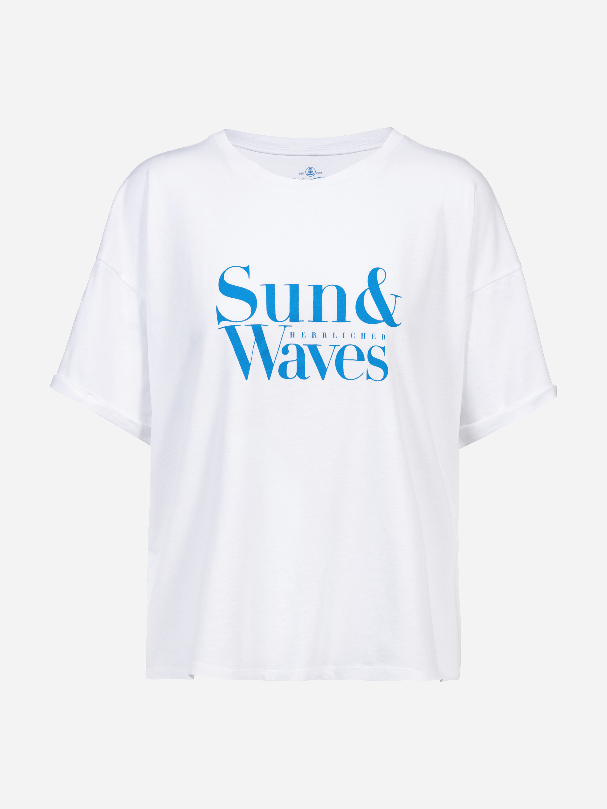 Weißes Kurzarm-T-Shirt mit dem Schriftzug "Sun & Waves" in großen blauen Buchstaben auf der Vorderseite und dem kleineren Schriftzug "HERRLICHER" zwischen den Wörtern. Das Shirt ist auf einem einfarbigen Hintergrund abgebildet.