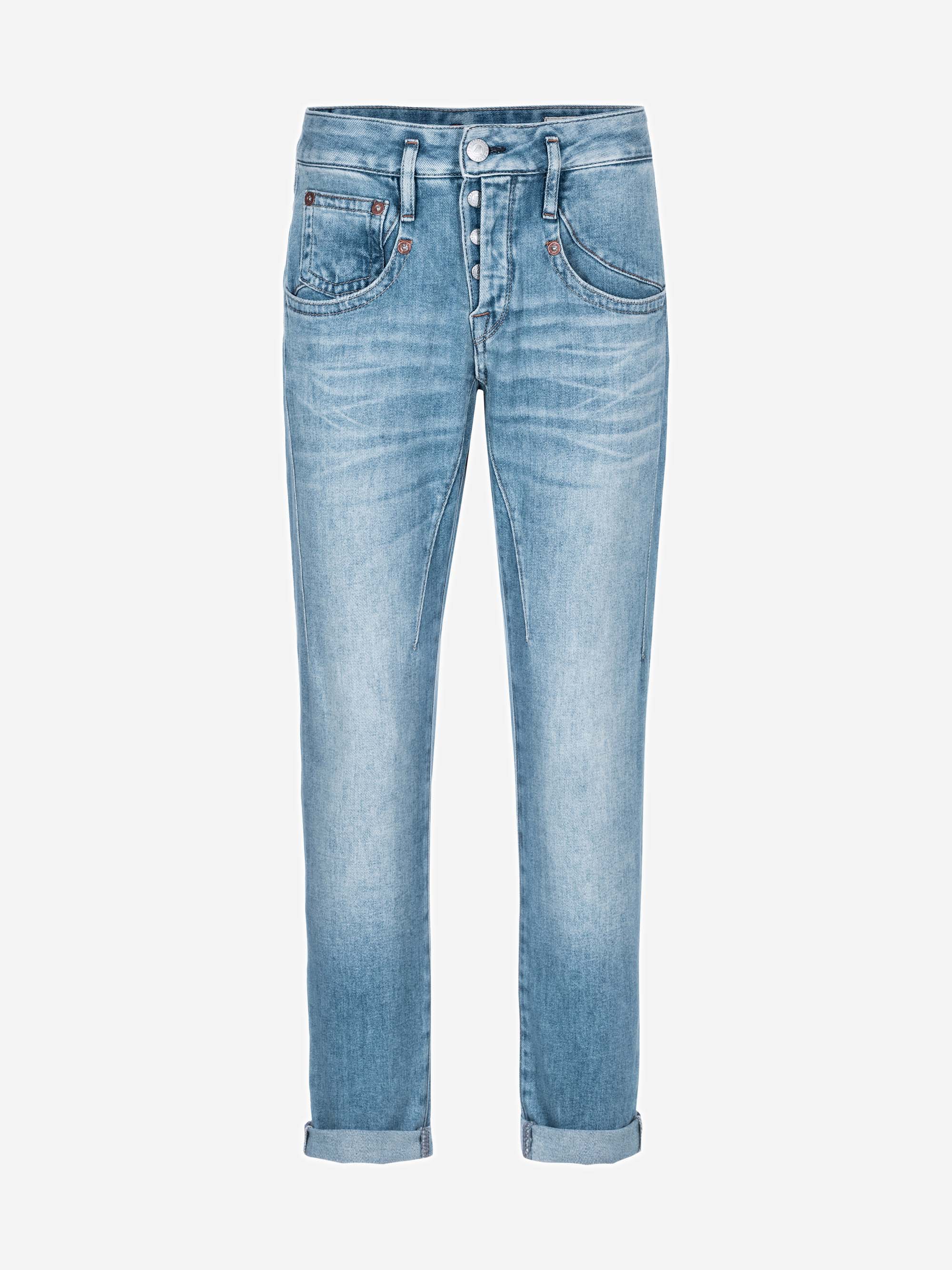 Hellblaue Denim-Jeans mit geradem Beinschnitt, leichter Ausbleichung und Whiskering auf der Vorderseite, klassischem Five-Pocket-Design, Gürtelschlaufen, Knopf- und Reißverschluss und aufgerollten Bündchen auf einfarbig weißem Grund.