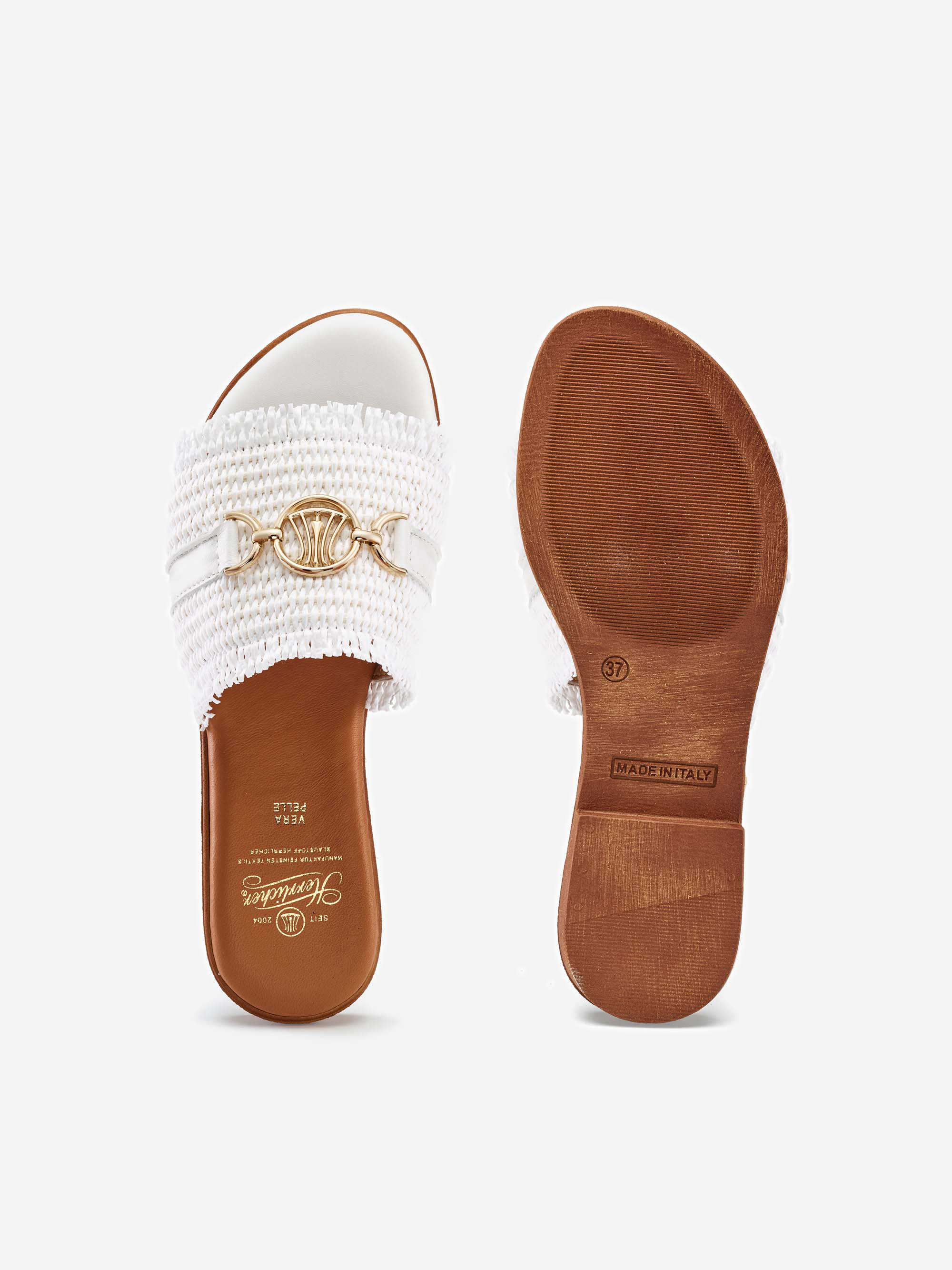 Ein Paar flache Damensandalen mit weißen gewebten Riemen, goldenen dekorativen Kettendetails, hellbraunen Innensohlen mit goldenem Branding und braunen Sohlen. Eine Sandale ist von oben nach unten gezeigt, die andere zeigt die Sohle.