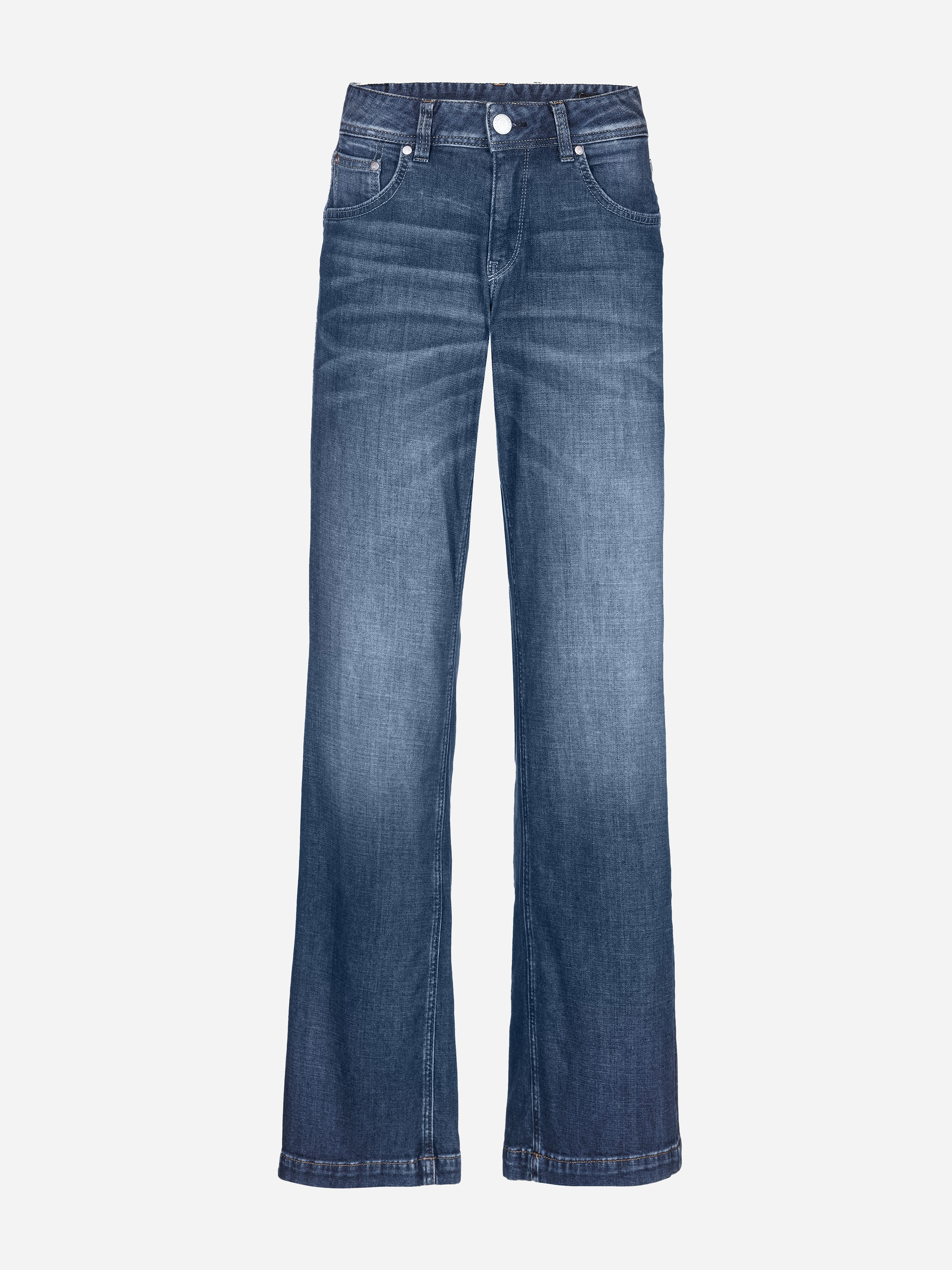 Ein Paar blaue Denim-Jeans mit geradem Bein, Vorder- und Gesäßtaschen, Gürtelschlaufen, einem Knopfverschluss und sichtbaren Nähten auf weißem Hintergrund.