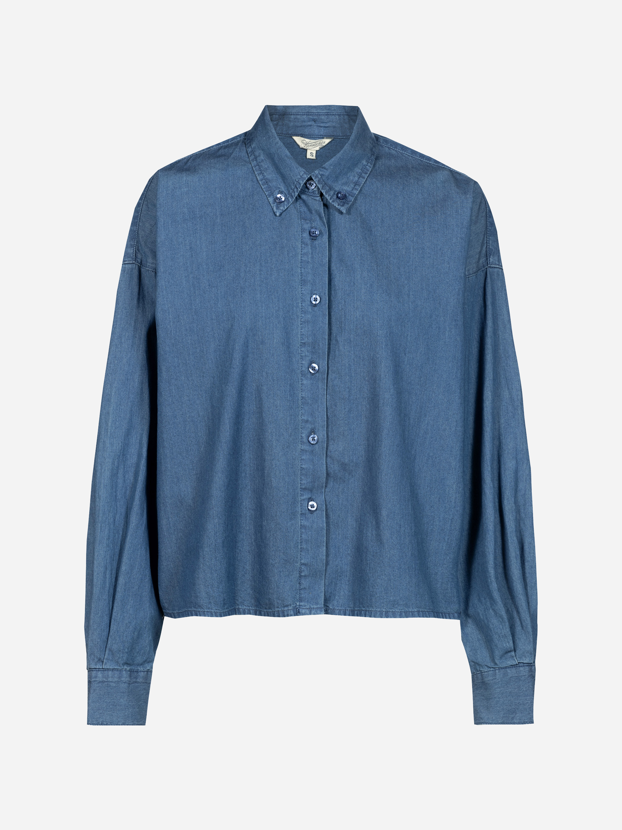 Ein blaues Jeanshemd mit langen Ärmeln, einem Kragen und Knöpfen auf der Vorderseite, das vor einem schlichten weißen Hintergrund steht.
