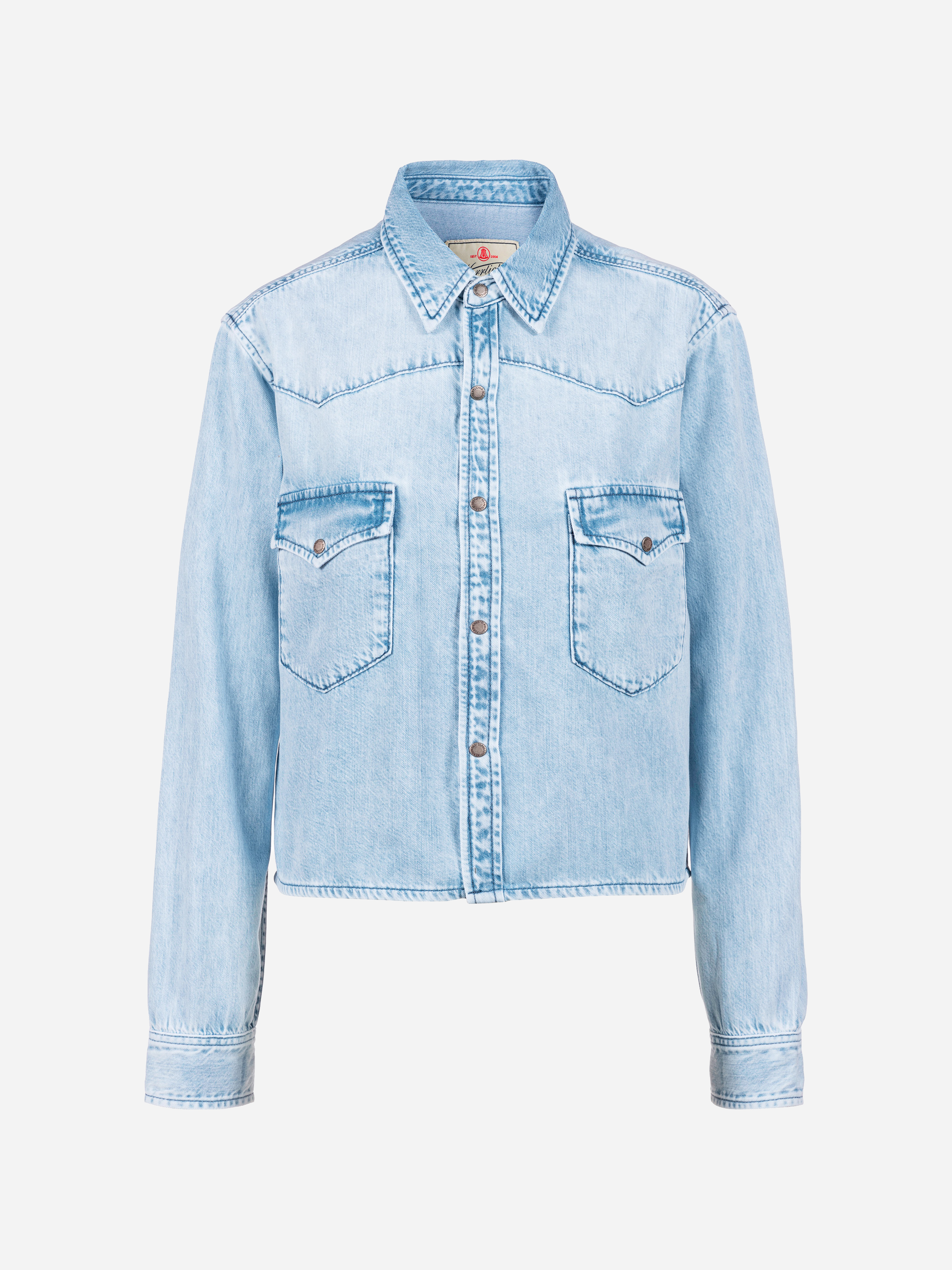 Hellblaue Jeansjacke mit langen Ärmeln, spitzem Kragen, silbernen Knöpfen und zwei Brusttaschen mit Knopfklappen auf einfarbig weißem Hintergrund.