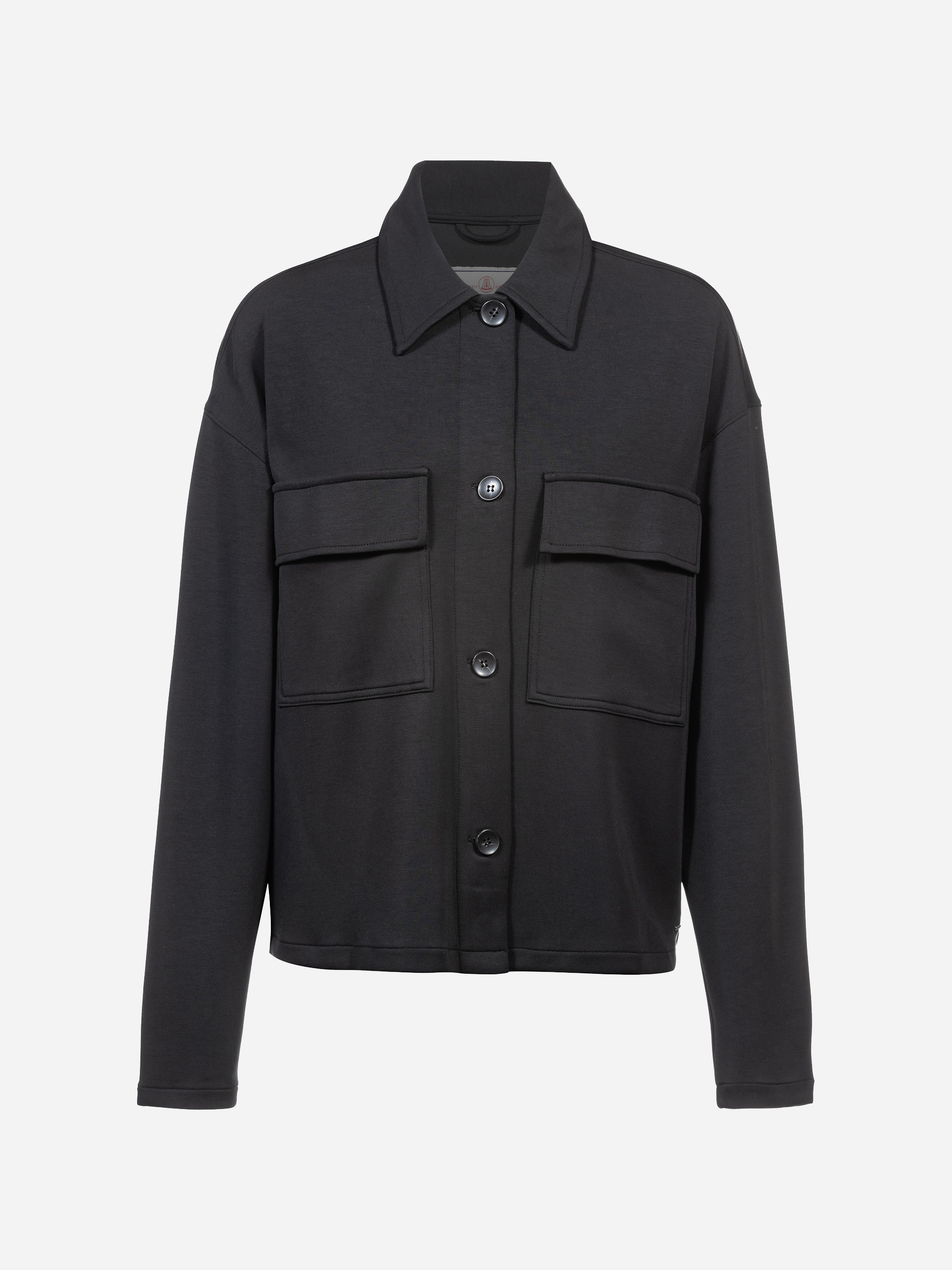 Eine schwarze Jacke mit Knopfleiste, Kragen, langen Ärmeln und zwei großen Pattentaschen auf weißem Grund.
