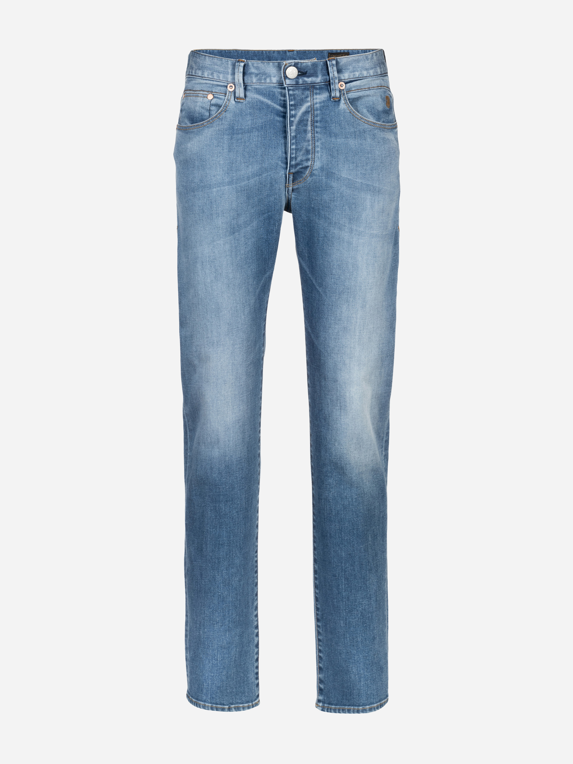 Ein Paar klassisch blaue Denim-Jeans mit geradem Bein, Vorder- und Gesäßtaschen, Gürtelschlaufen und Knopfleiste auf weißem Hintergrund.