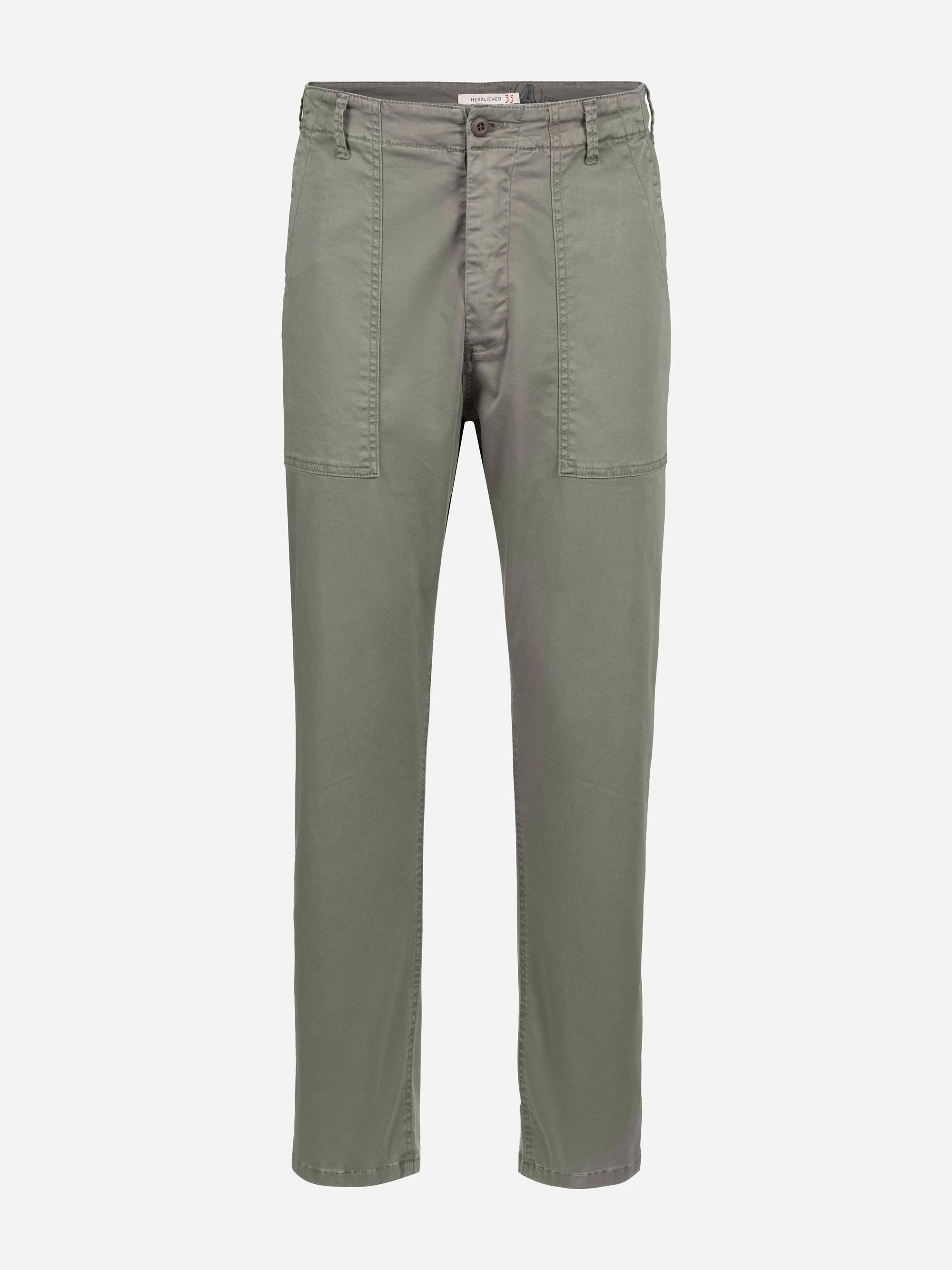 Eine salbeigrüne Hose mit geradem Bein, sichtbaren aufgesetzten Taschen vorne, Gürtelschlaufen und einem Knopfverschluss in der Taille, dargestellt auf einem einfarbig weißen Hintergrund.