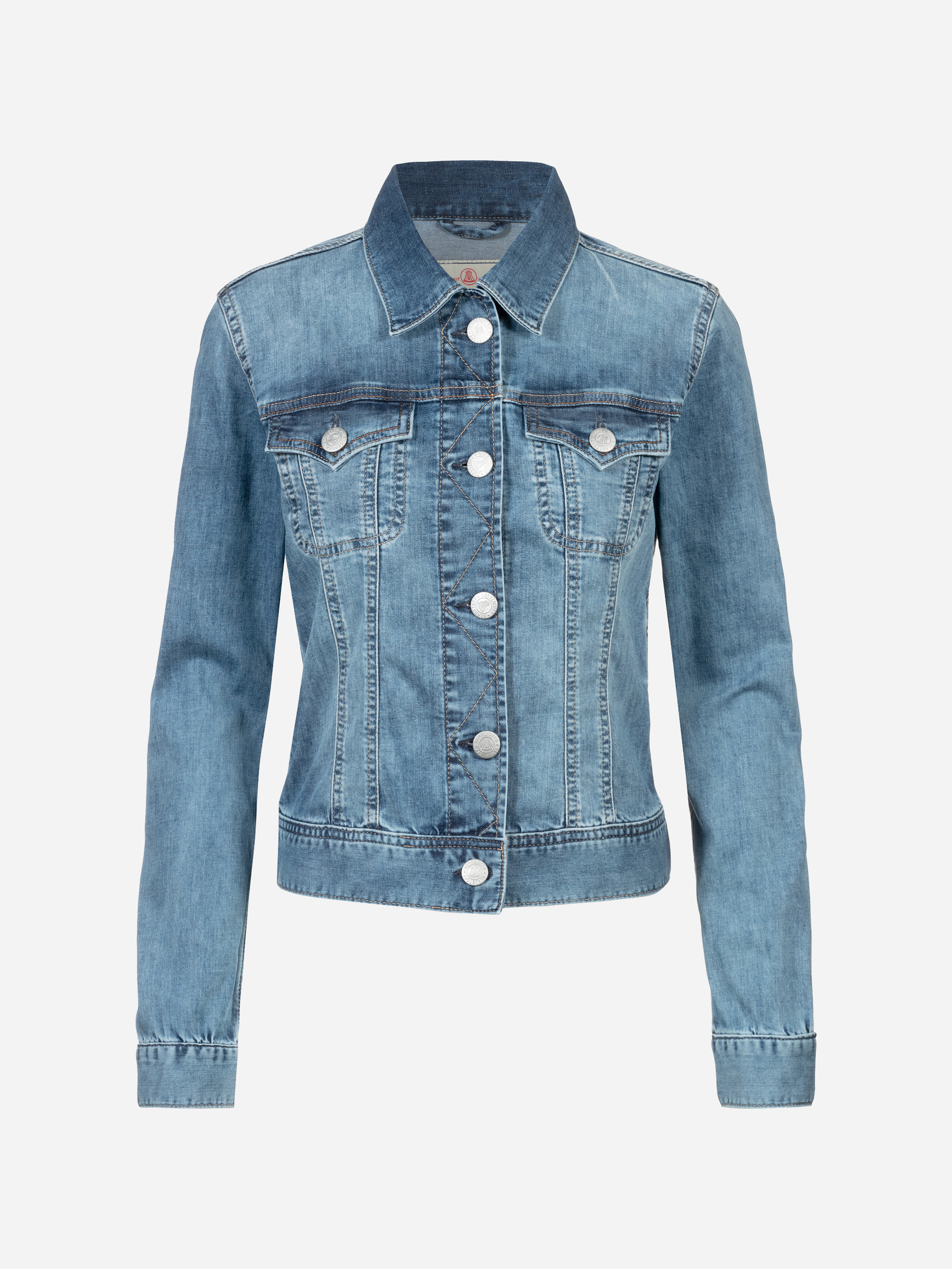 Hellblaue Jeansjacke mit silbernen Knöpfen, Brusttaschen mit Klappen und langen Ärmeln auf einfarbig weißem Hintergrund.